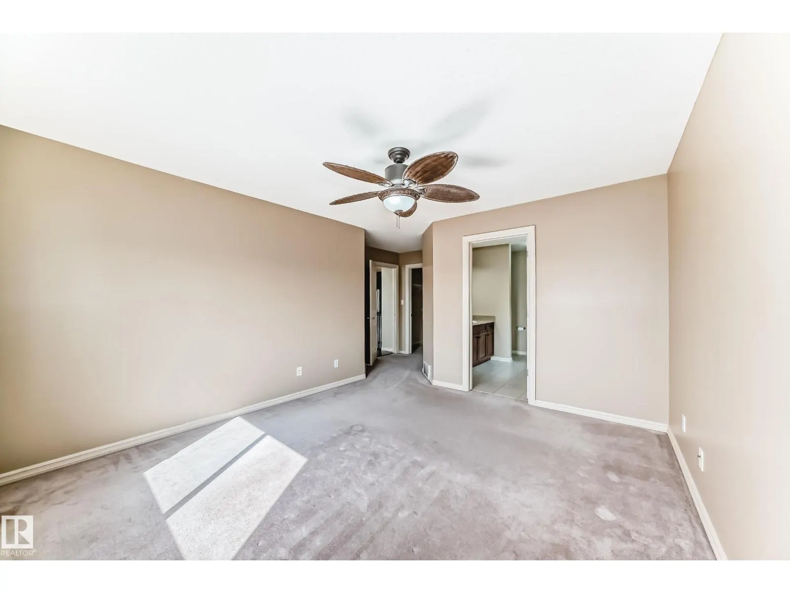 918 CHAHLEY CR NW