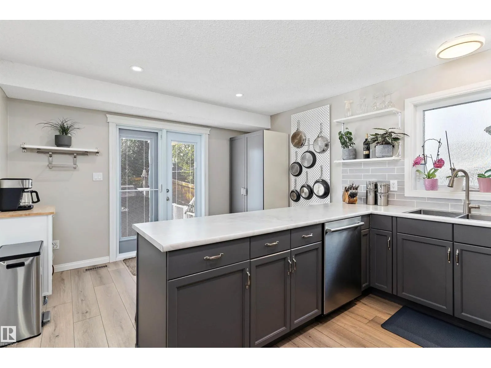 77 Meadowview DR