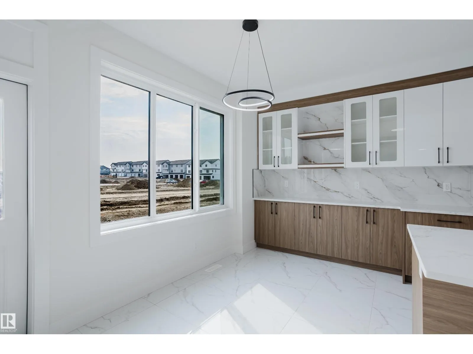 919 18 AV NW