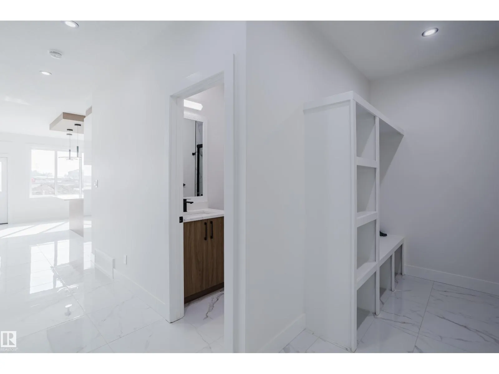 919 18 AV NW