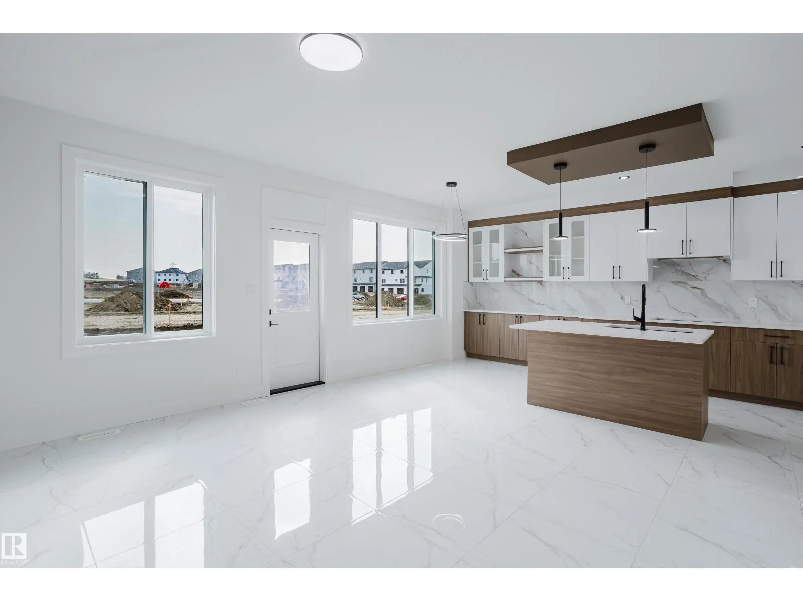 919 18 AV NW