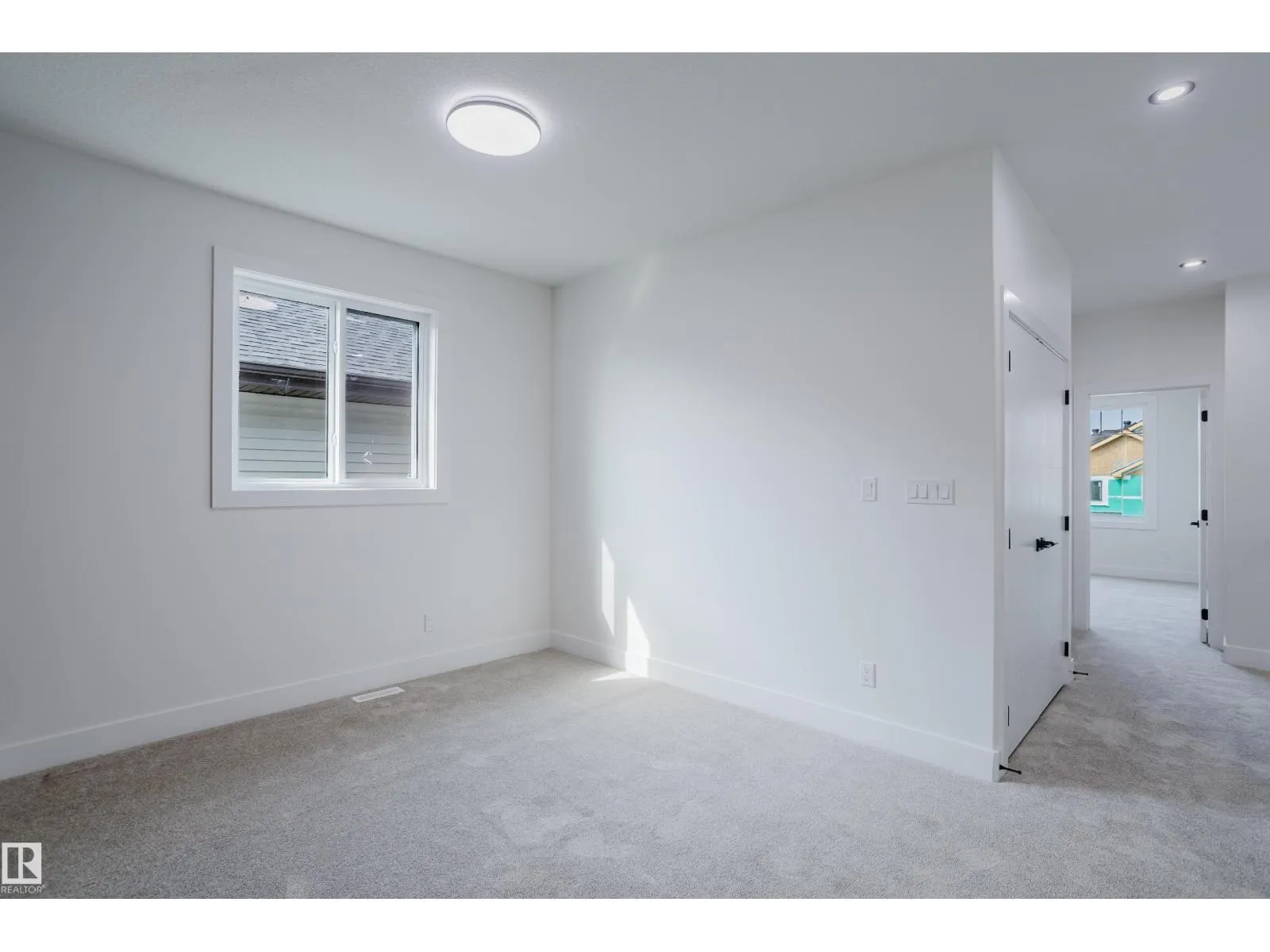 919 18 AV NW