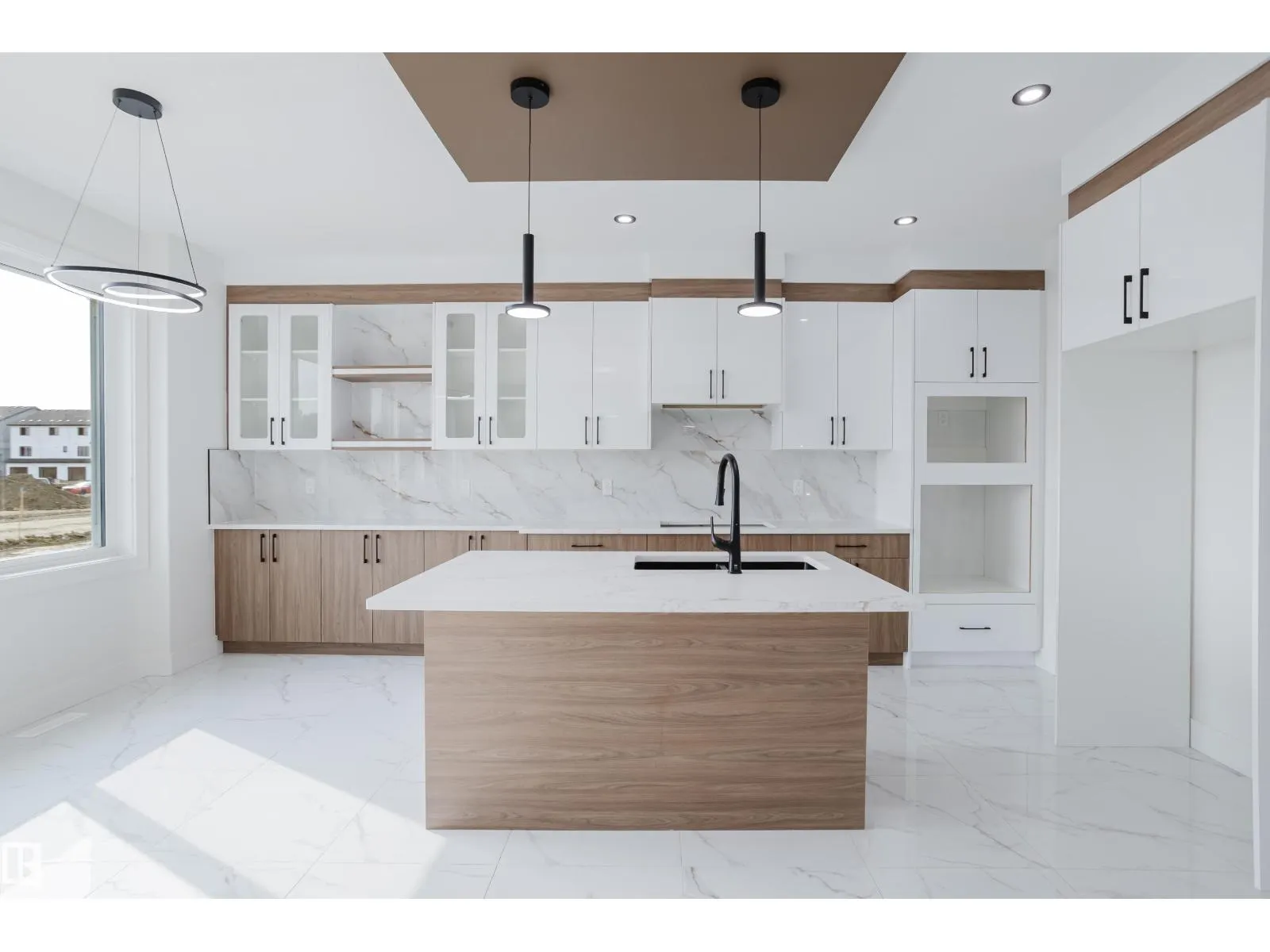 919 18 AV NW