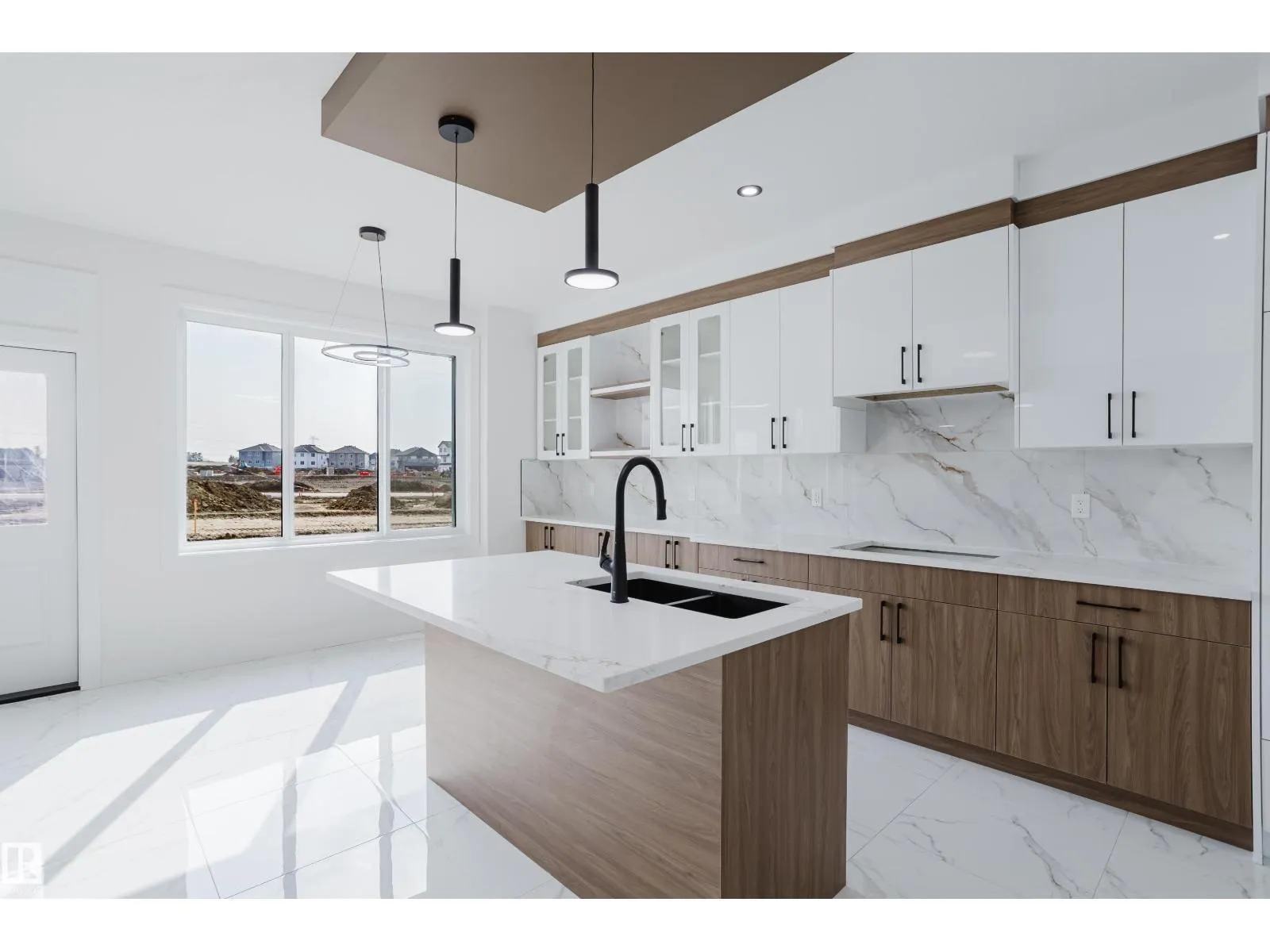 919 18 AV NW
