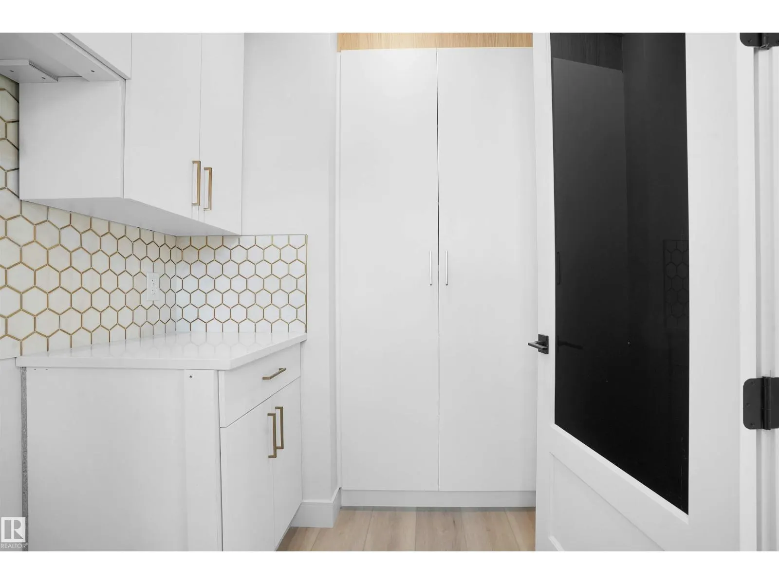 22139 81 AV NW
