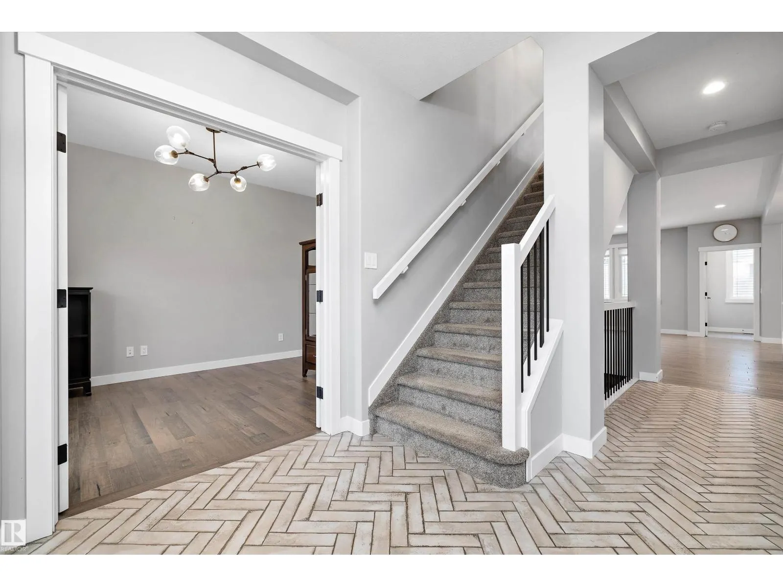 4229 VETERANS WY NW