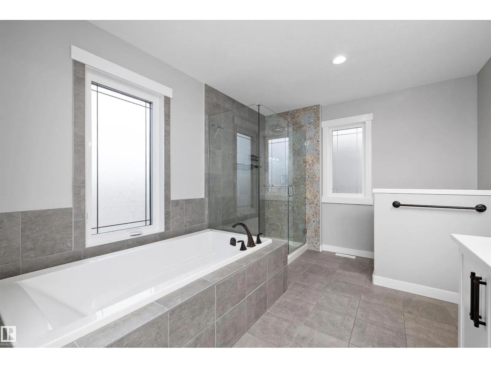 4229 VETERANS WY NW