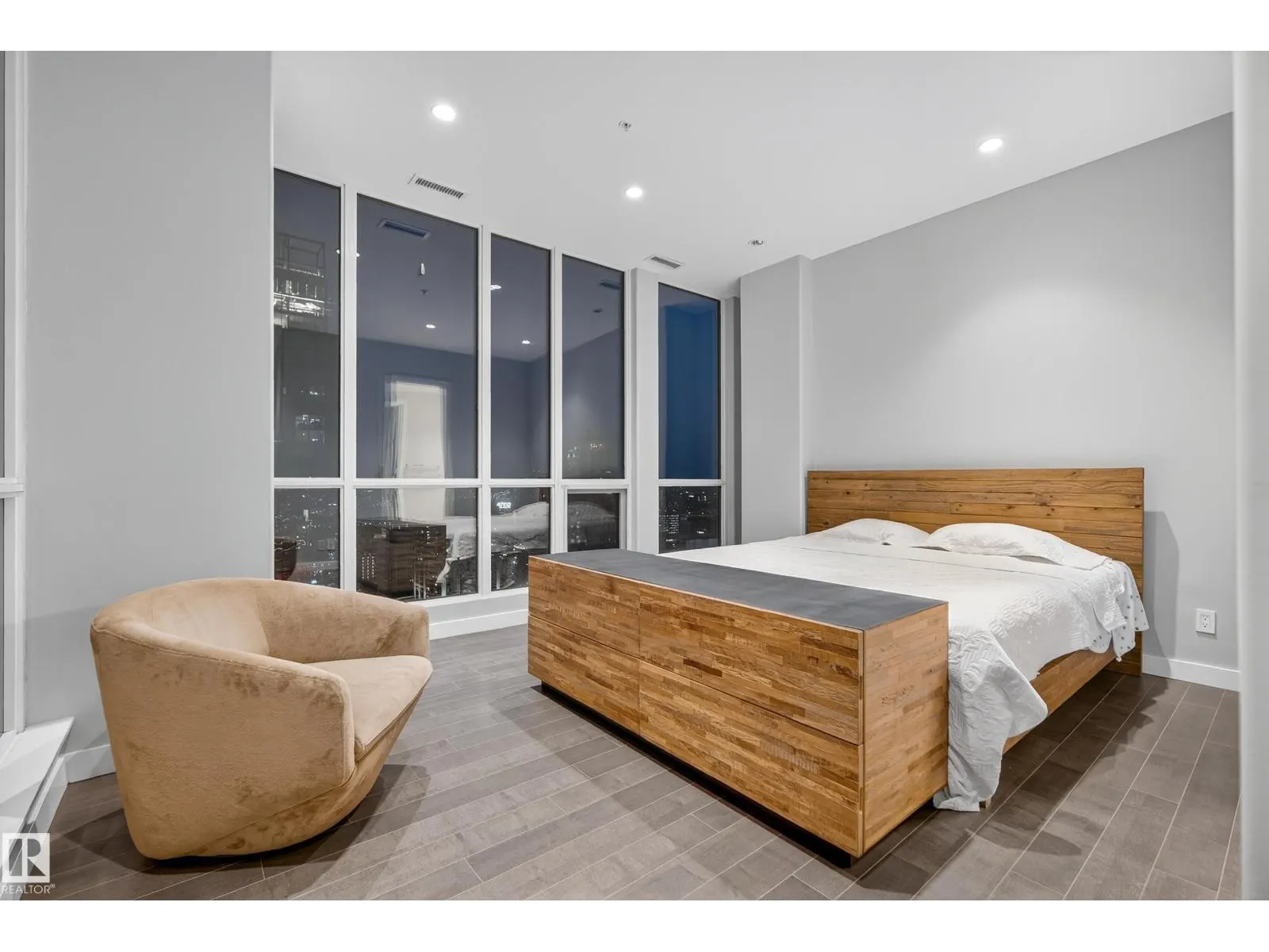 #2901 10238 103 ST NW