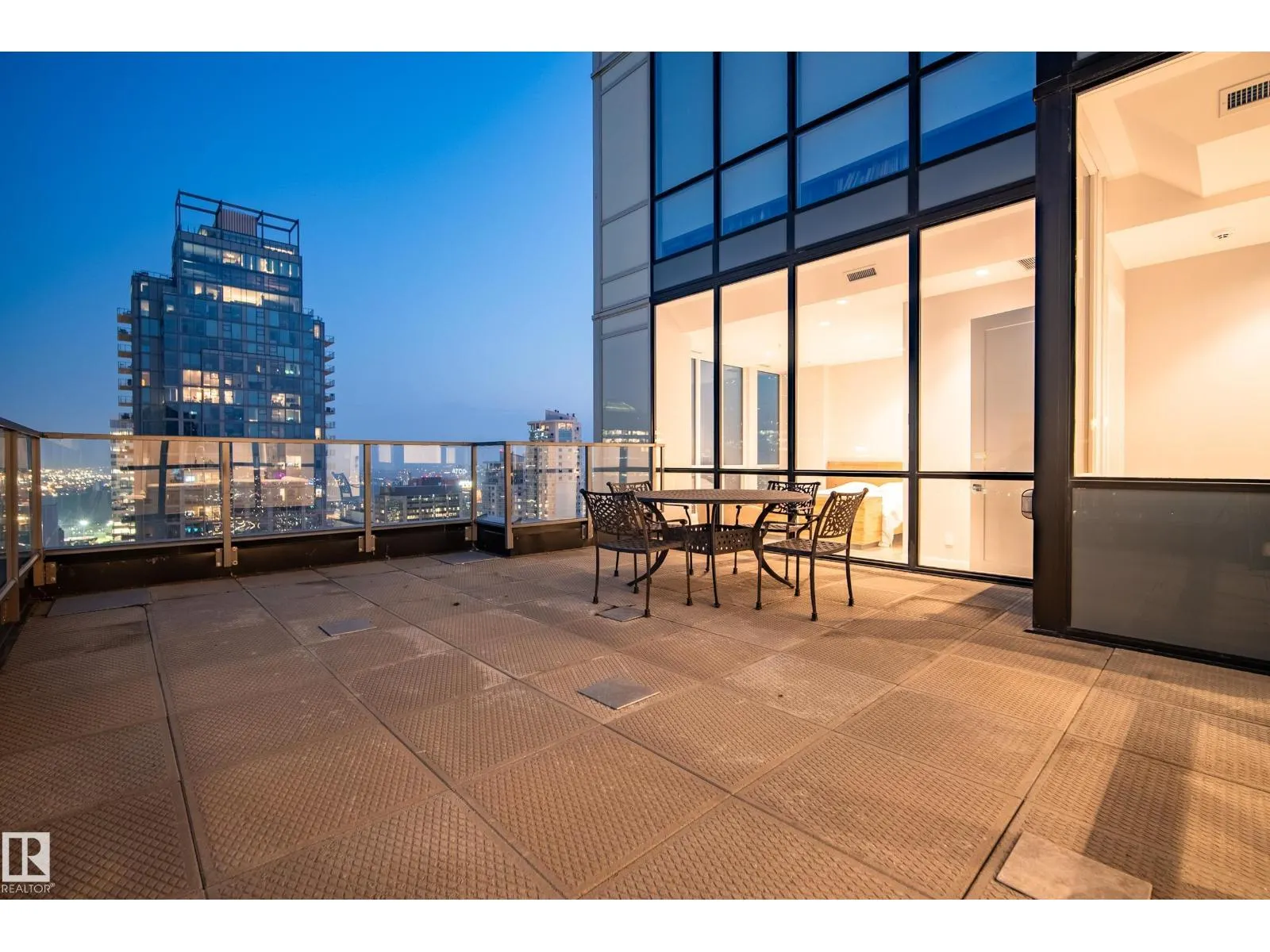 #2901 10238 103 ST NW