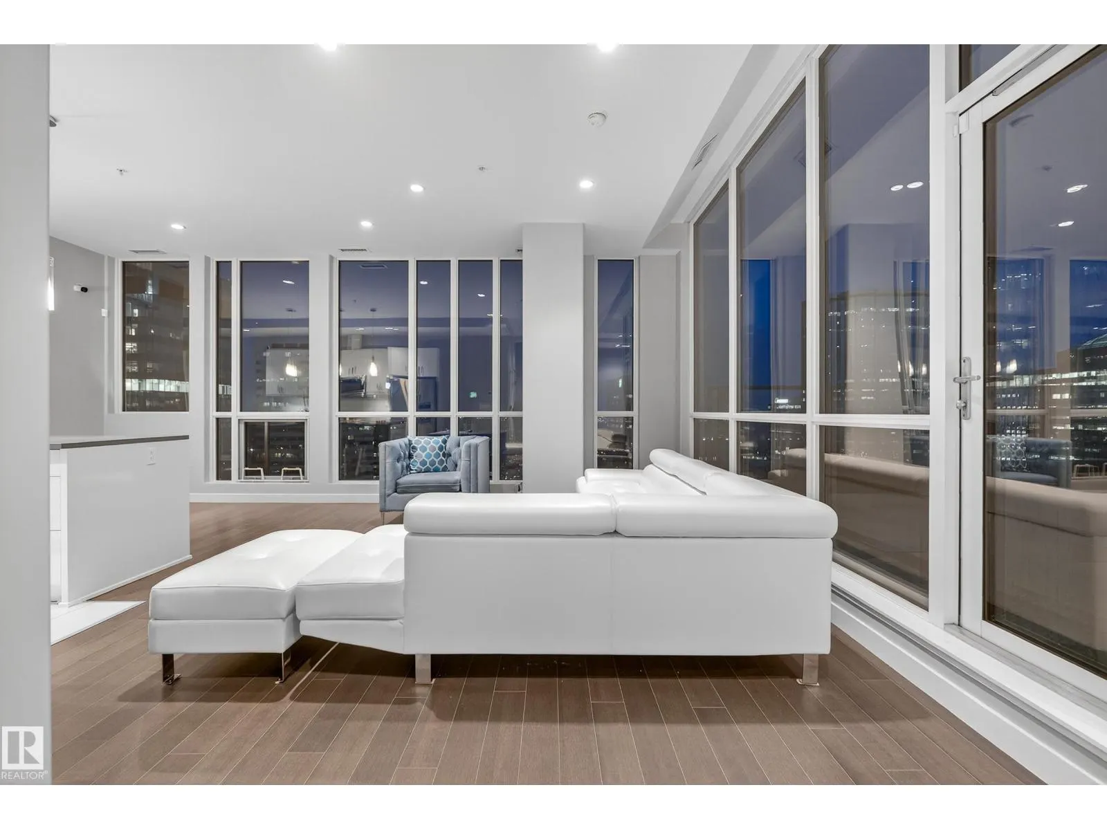 #2901 10238 103 ST NW