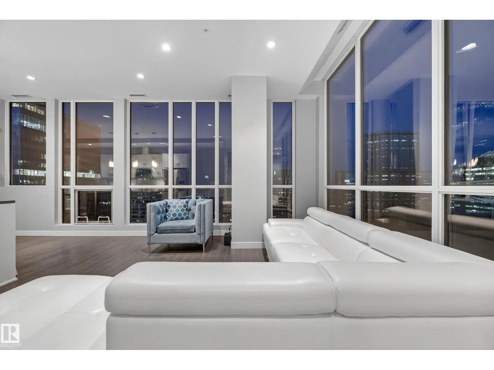 #2901 10238 103 ST NW