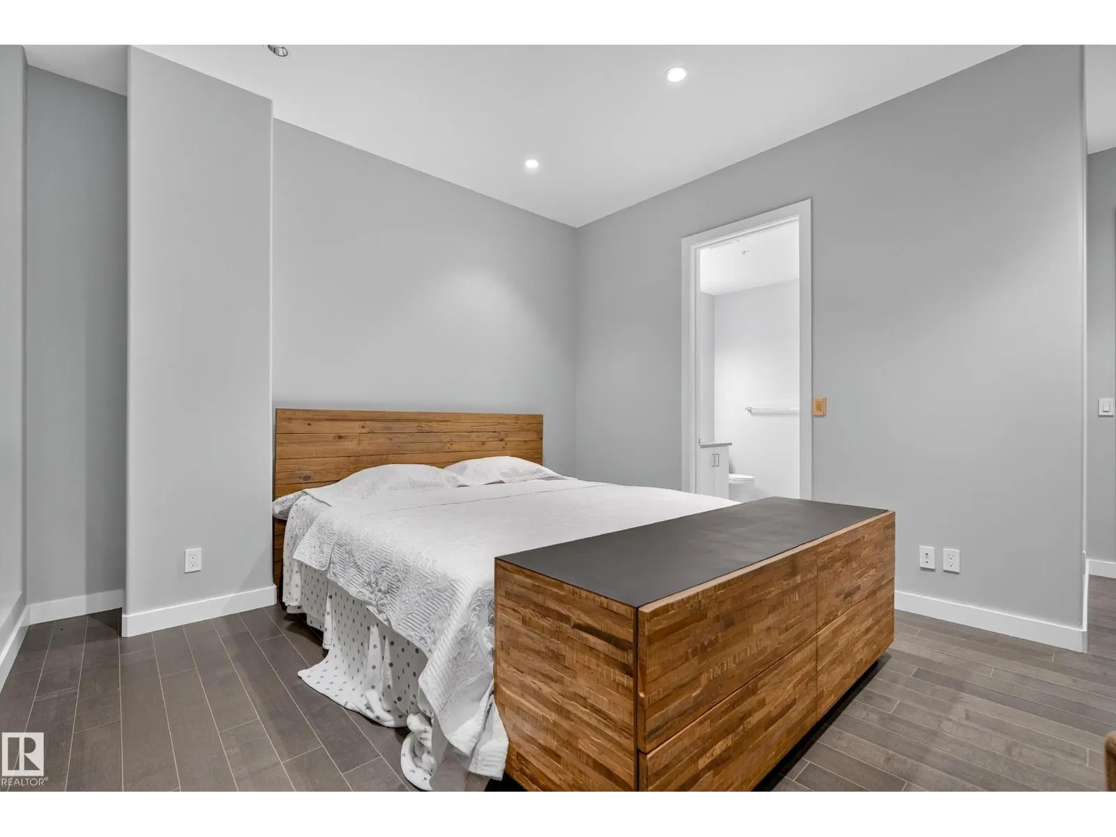 #2901 10238 103 ST NW