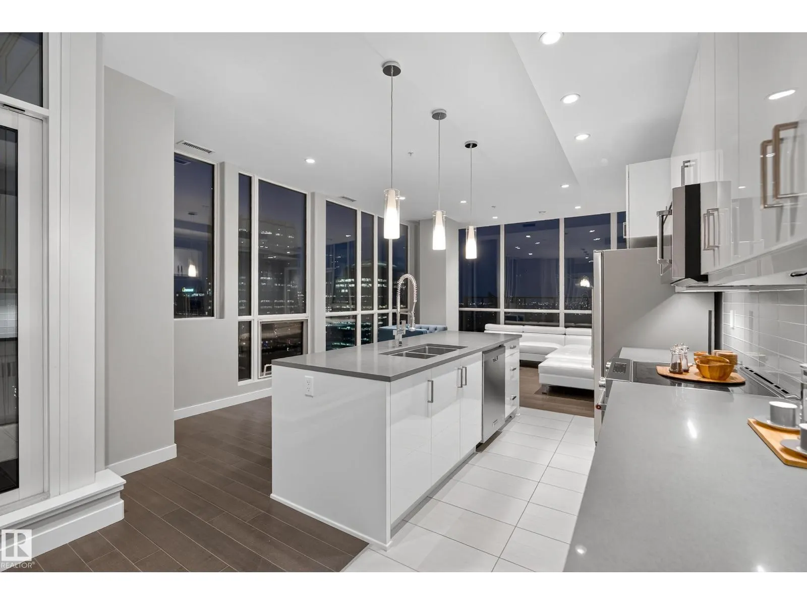 #2901 10238 103 ST NW