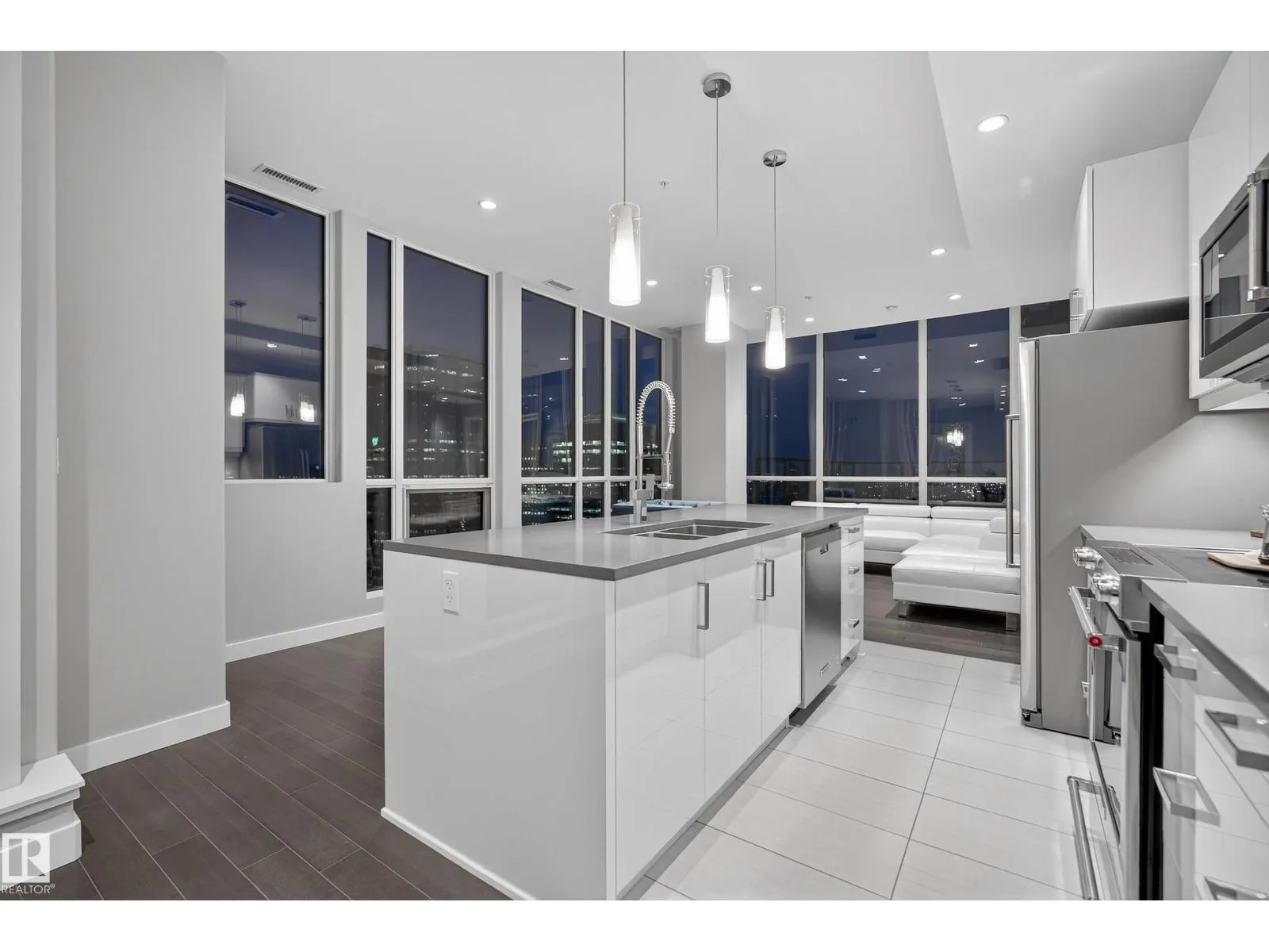 #2901 10238 103 ST NW