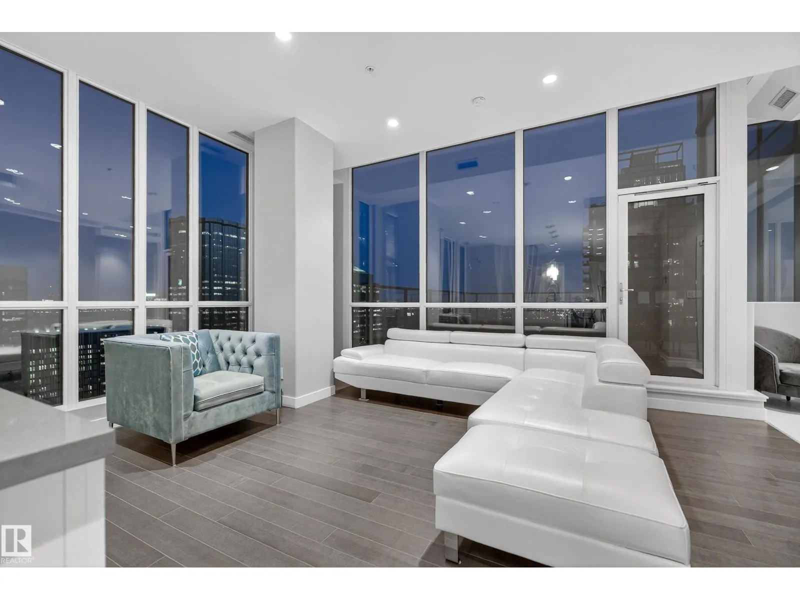 #2901 10238 103 ST NW