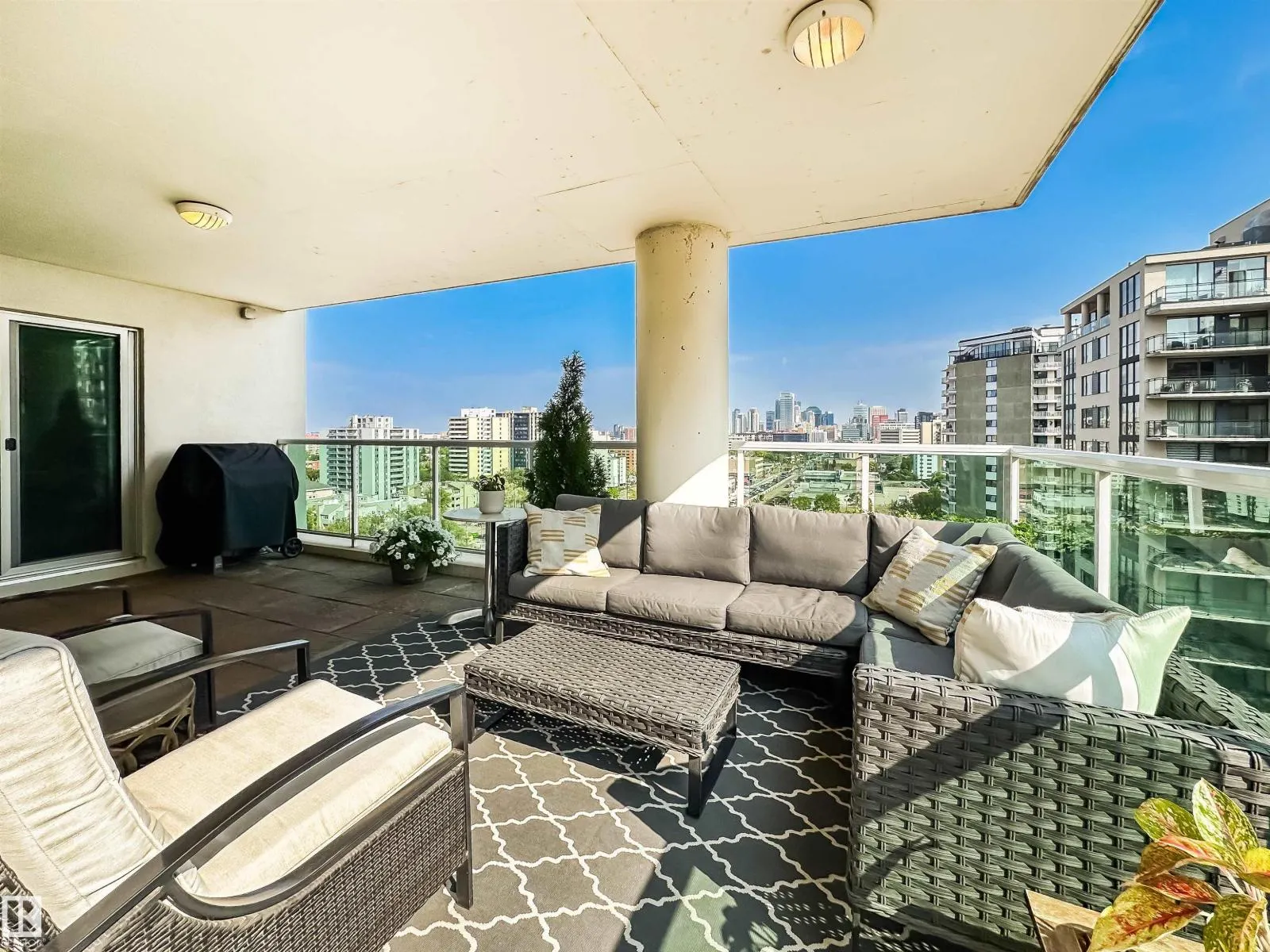 #1102 10055 118 ST NW