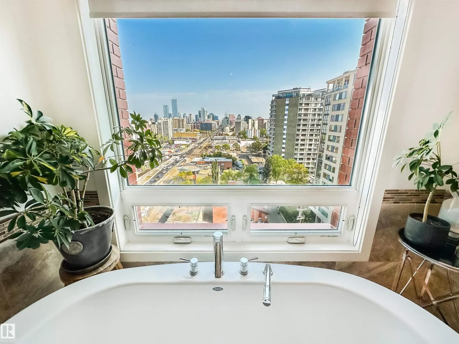 #1102 10055 118 ST NW