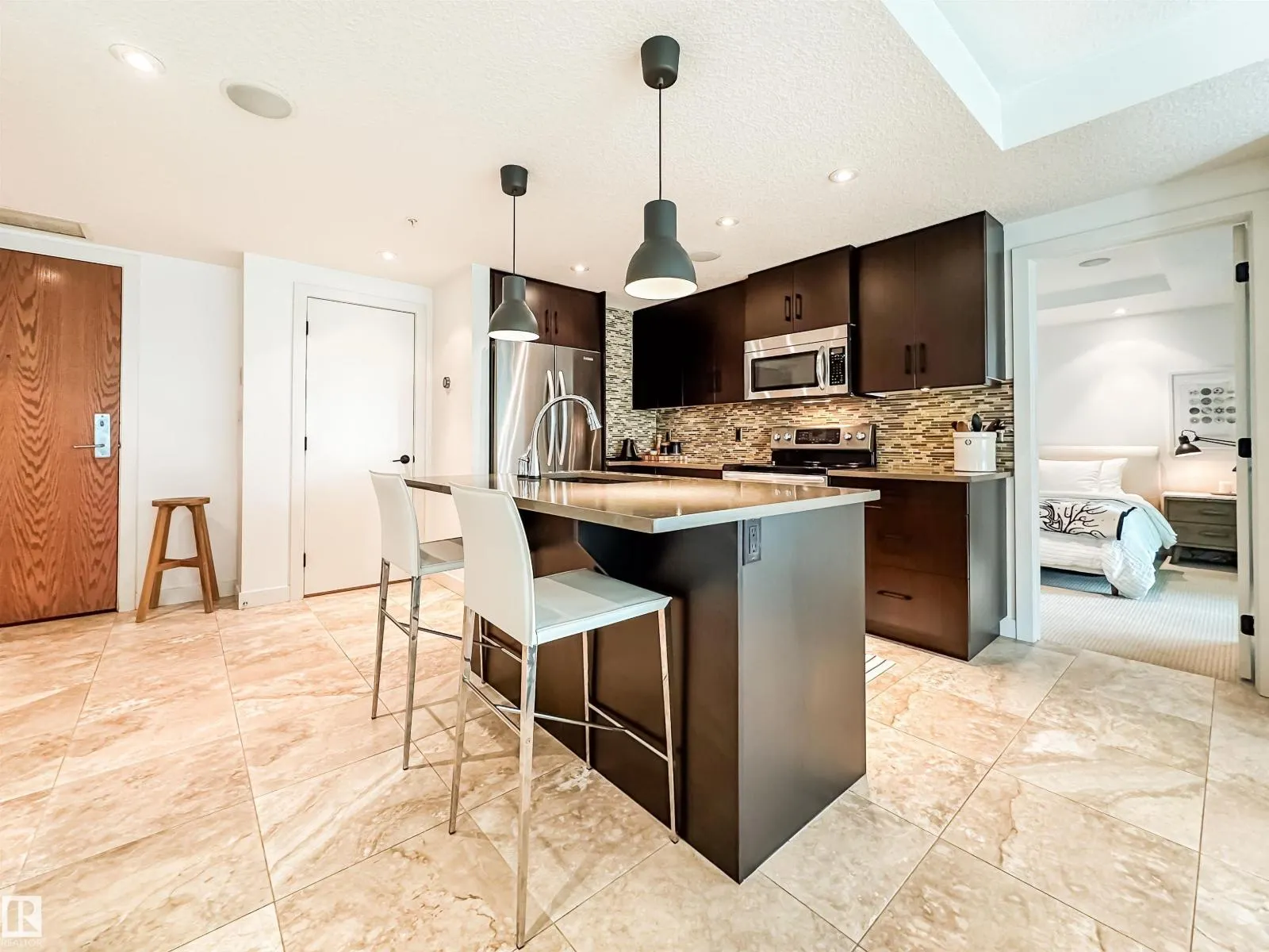 #1102 10055 118 ST NW