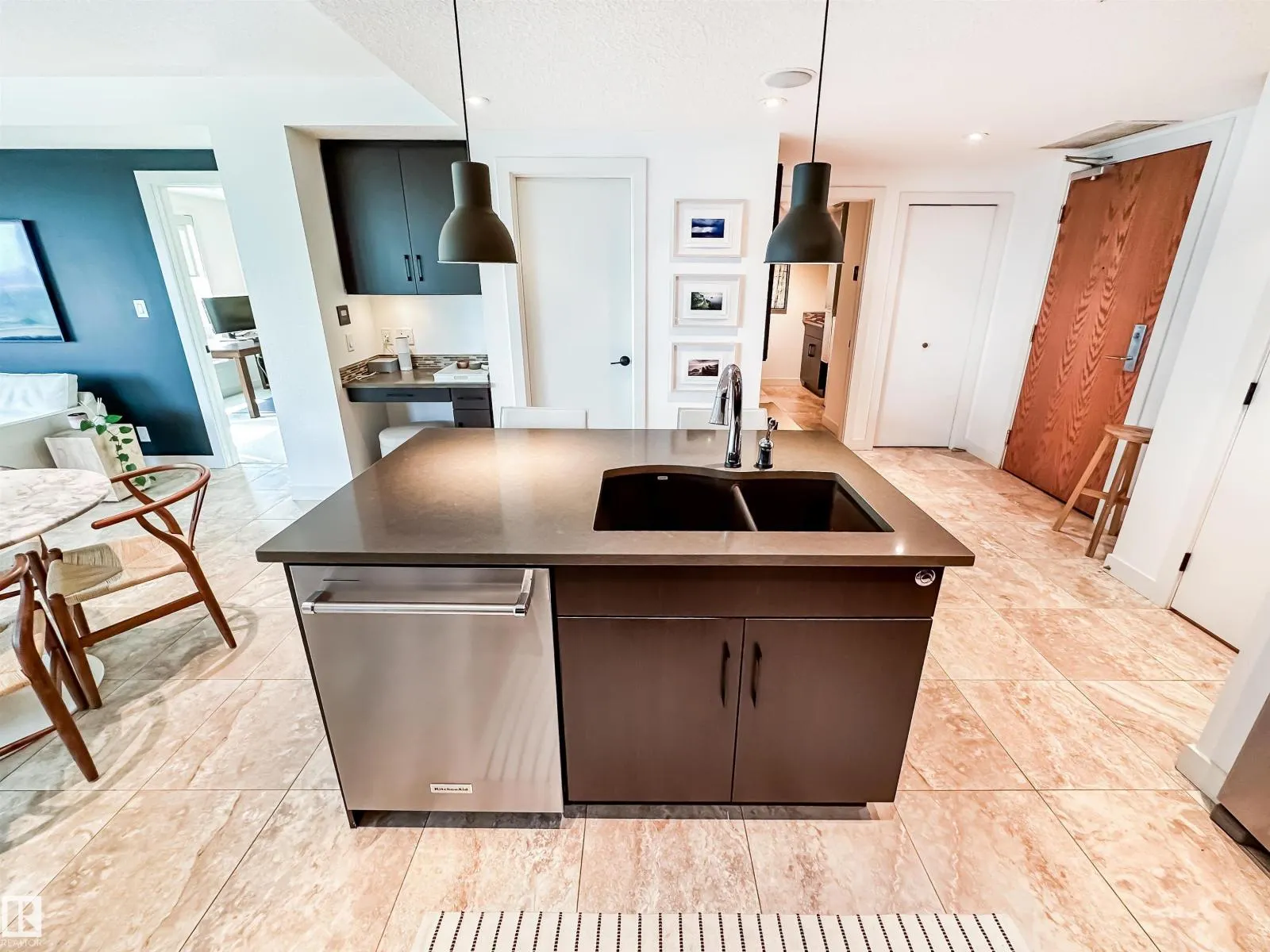 #1102 10055 118 ST NW