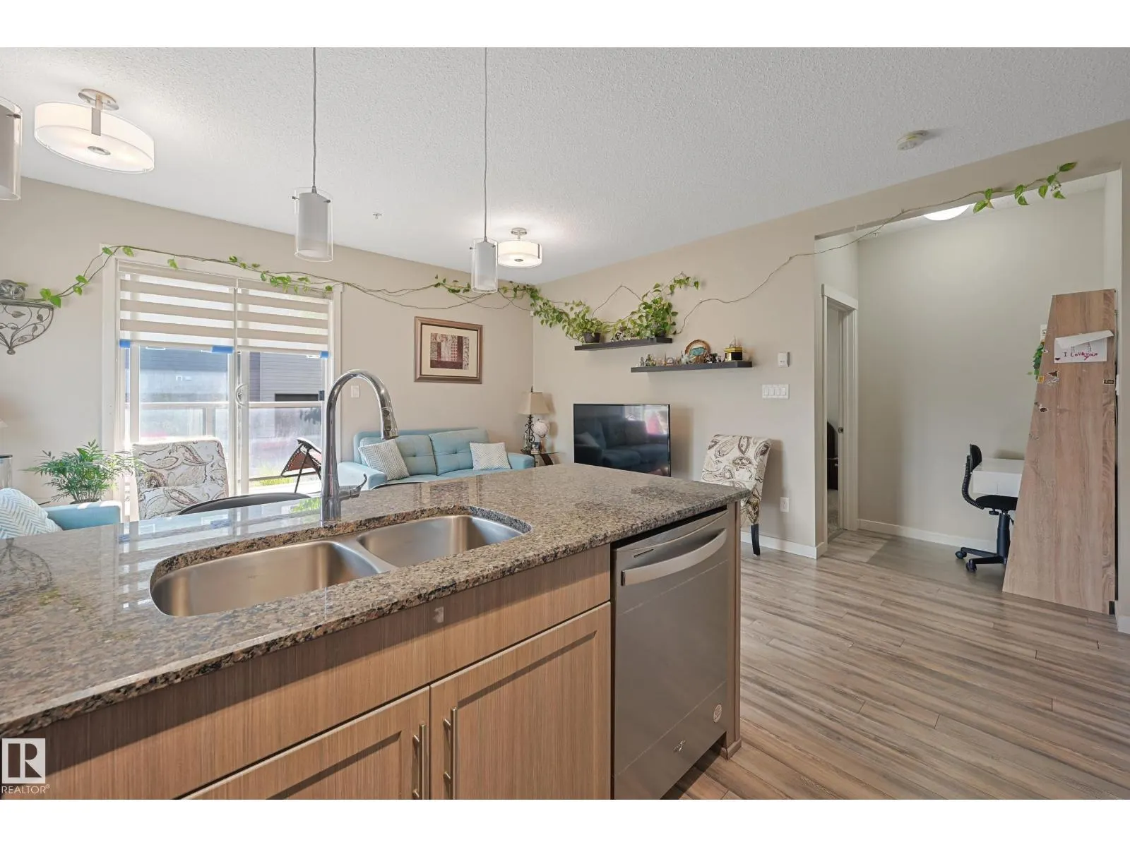 #102 812 WELSH DR SW SW