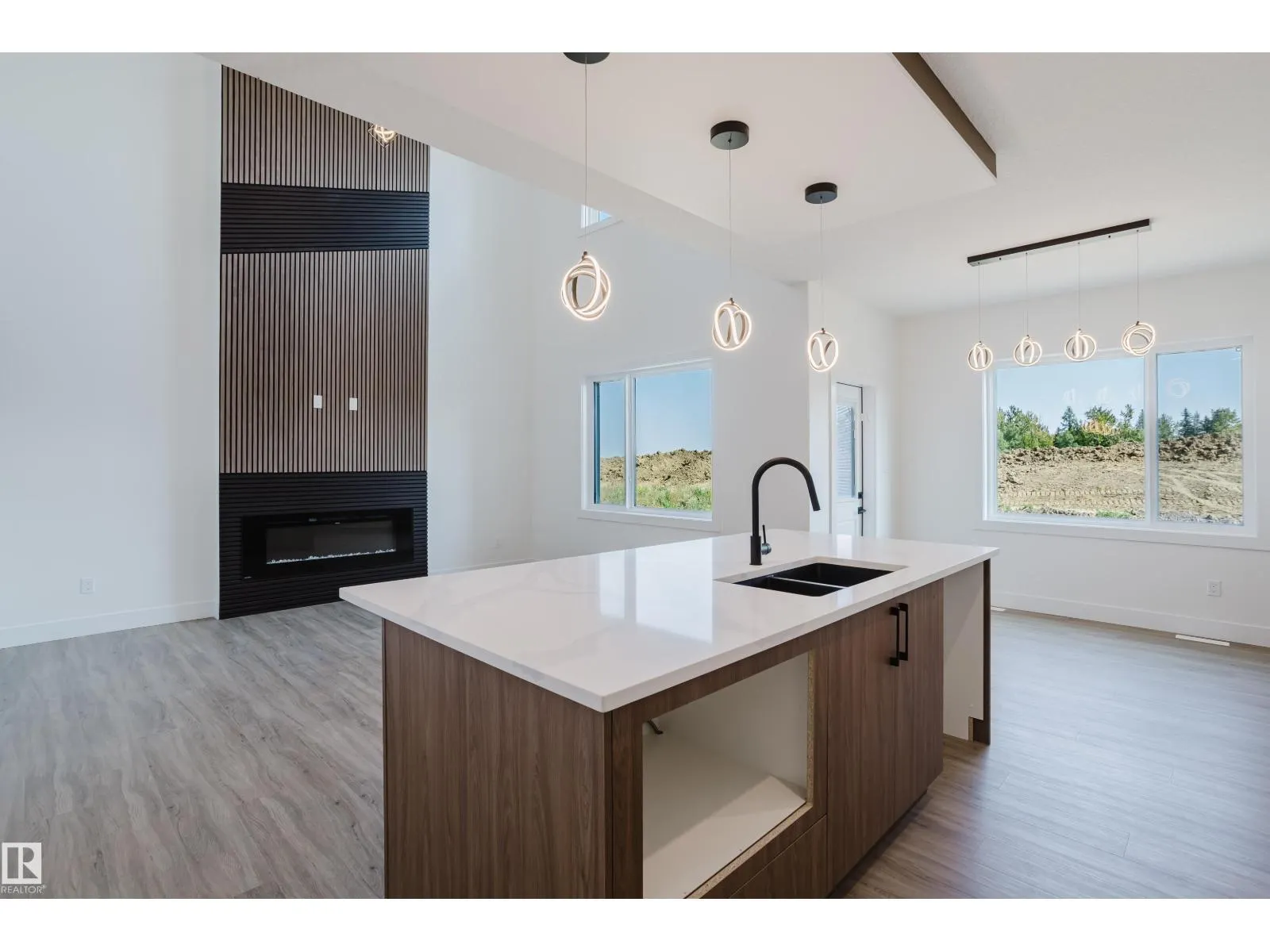 55 RENWYCK PL