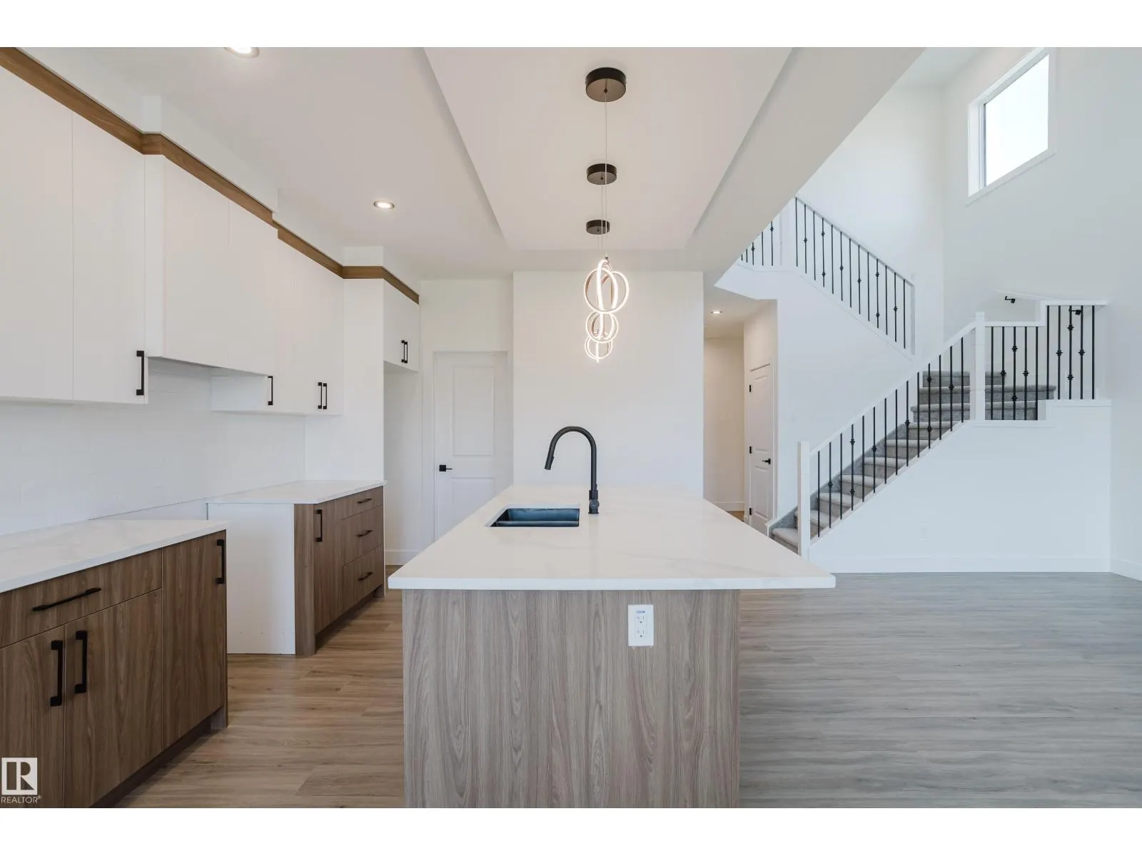 55 RENWYCK PL