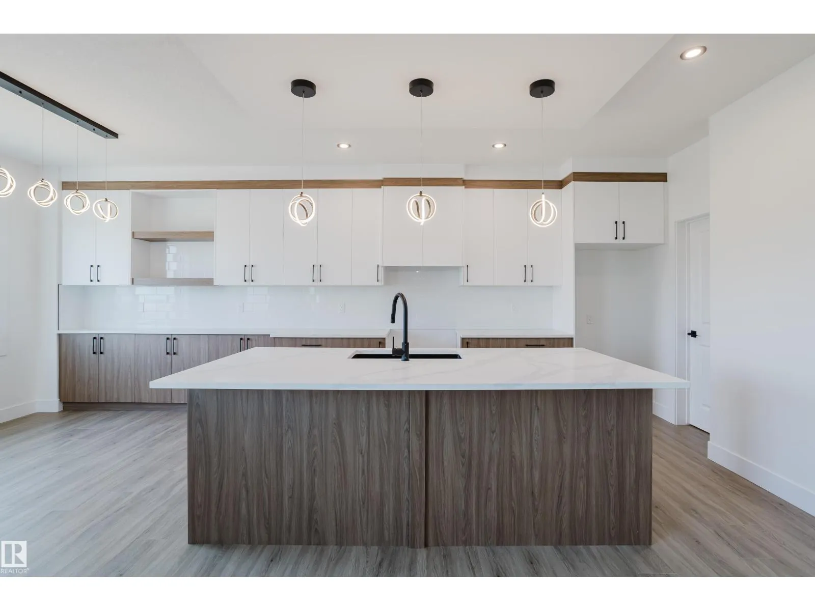 55 RENWYCK PL