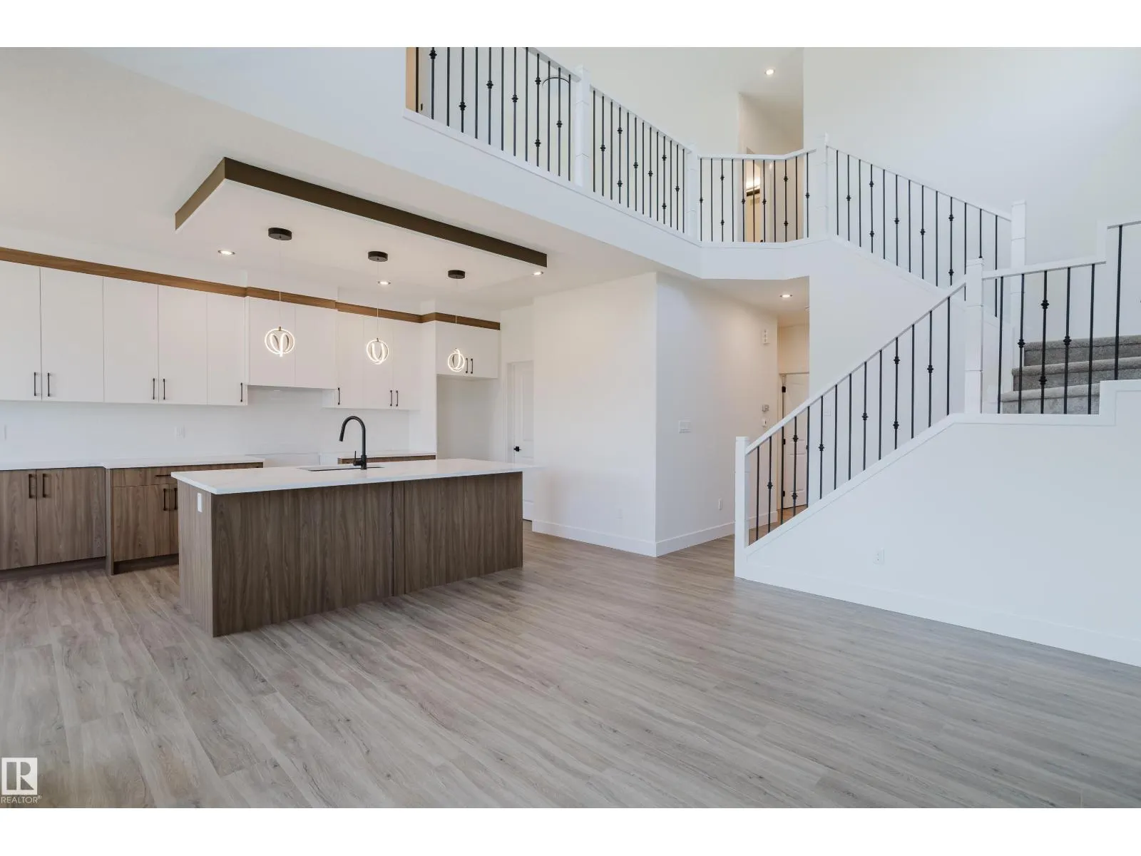 55 RENWYCK PL