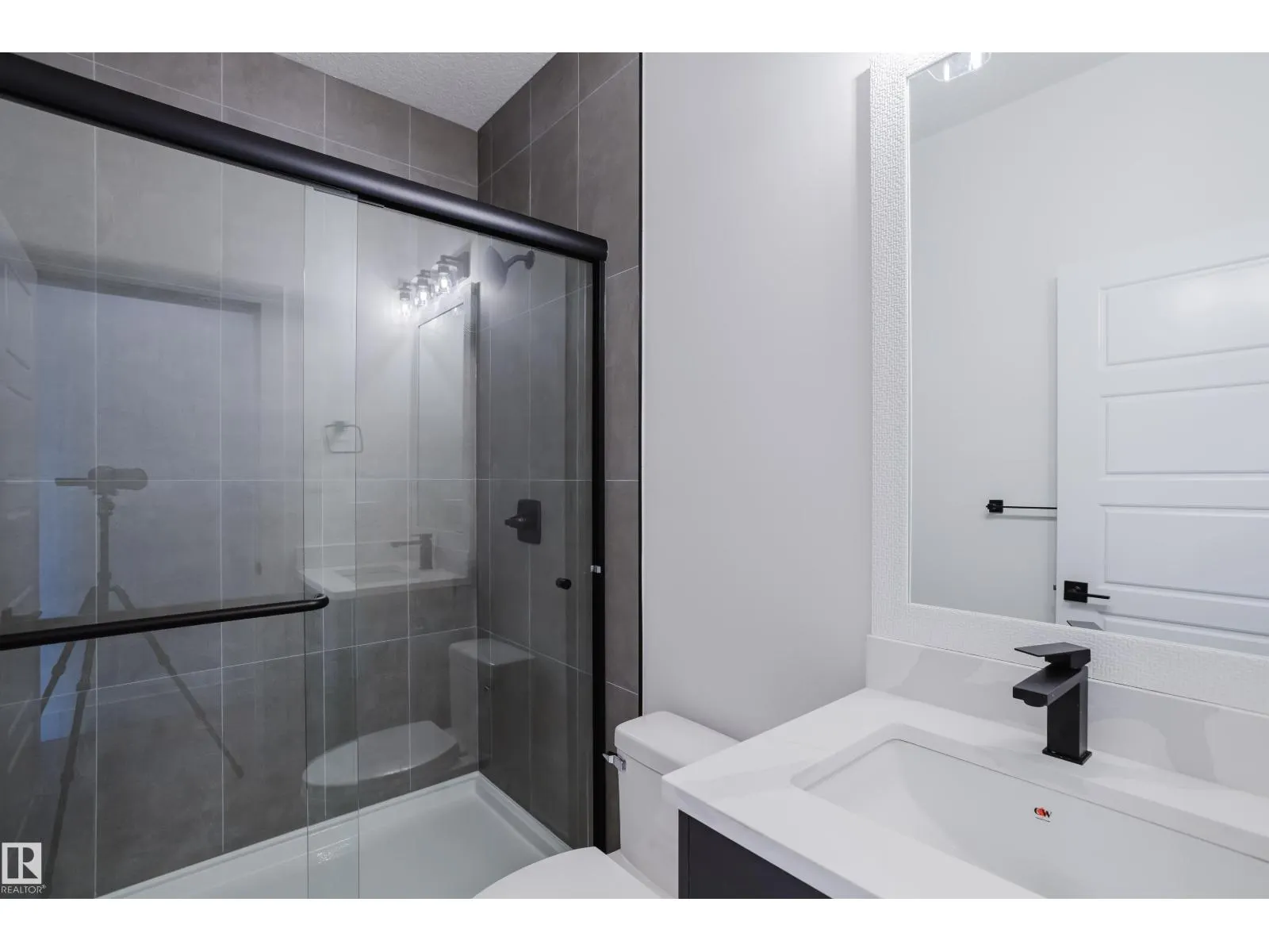 51 RENWYCK PL