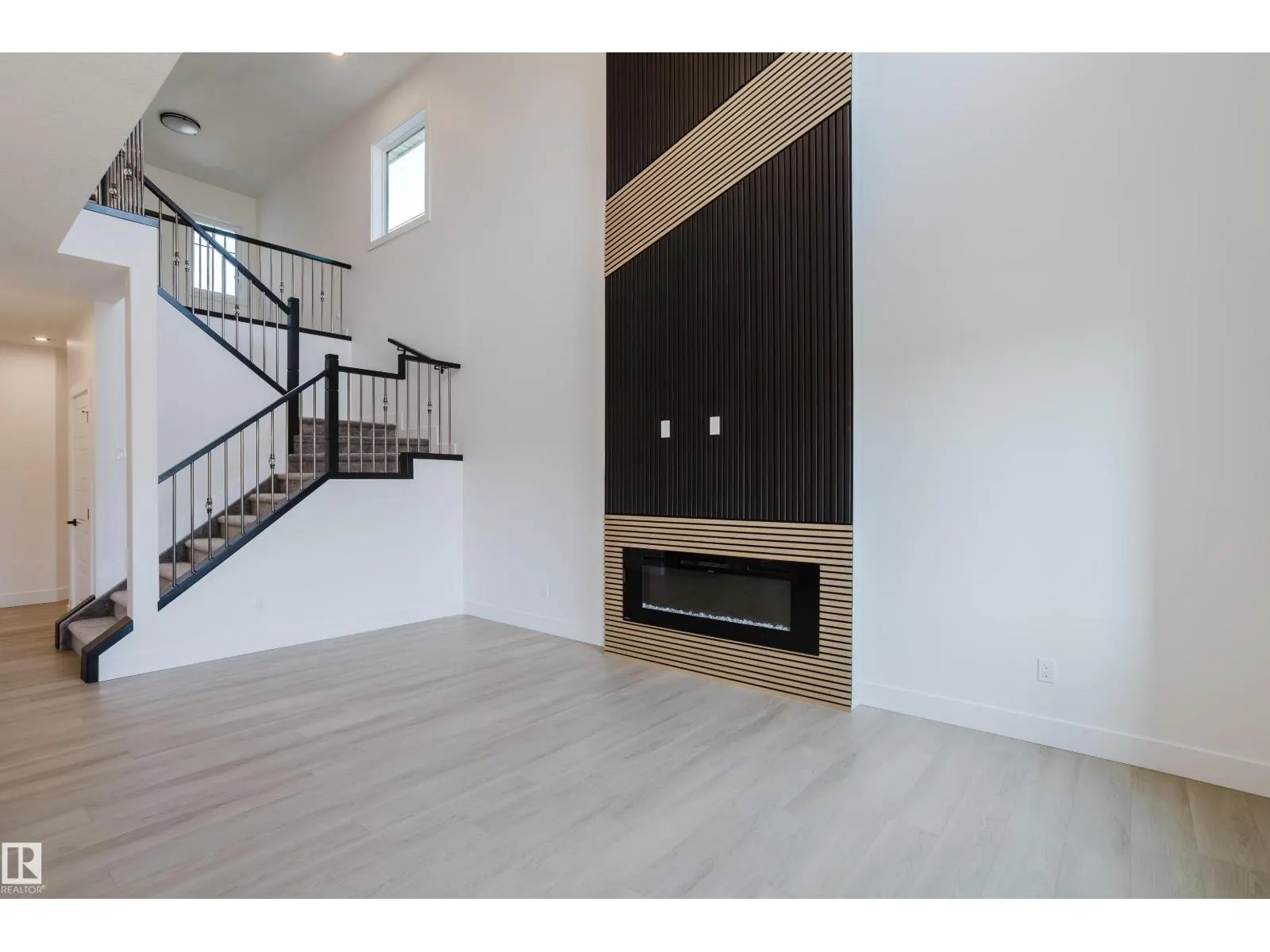51 RENWYCK PL