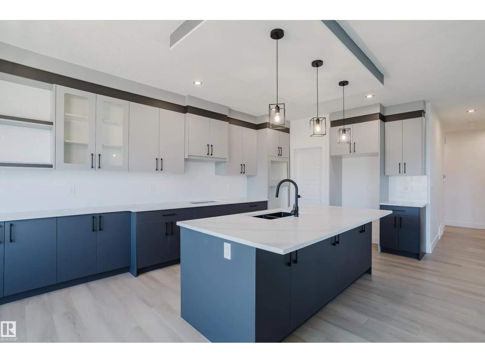 51 RENWYCK PL