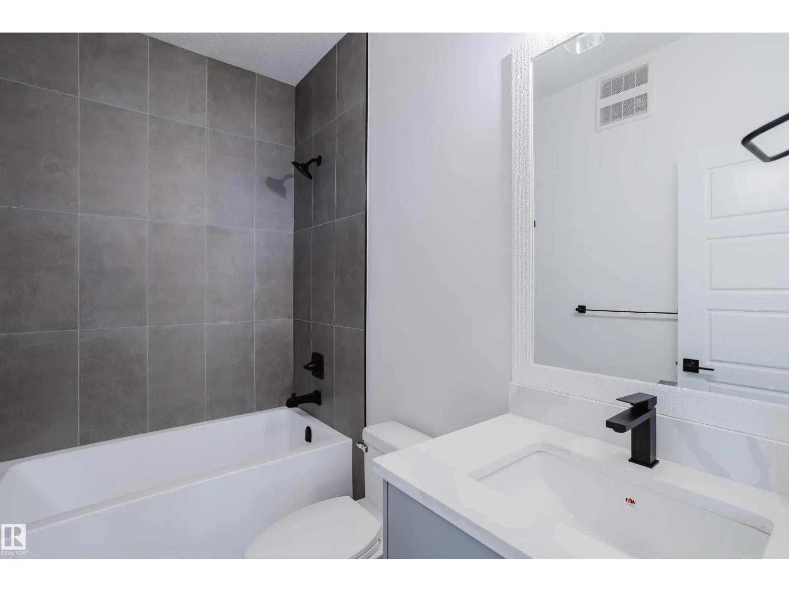 51 RENWYCK PL
