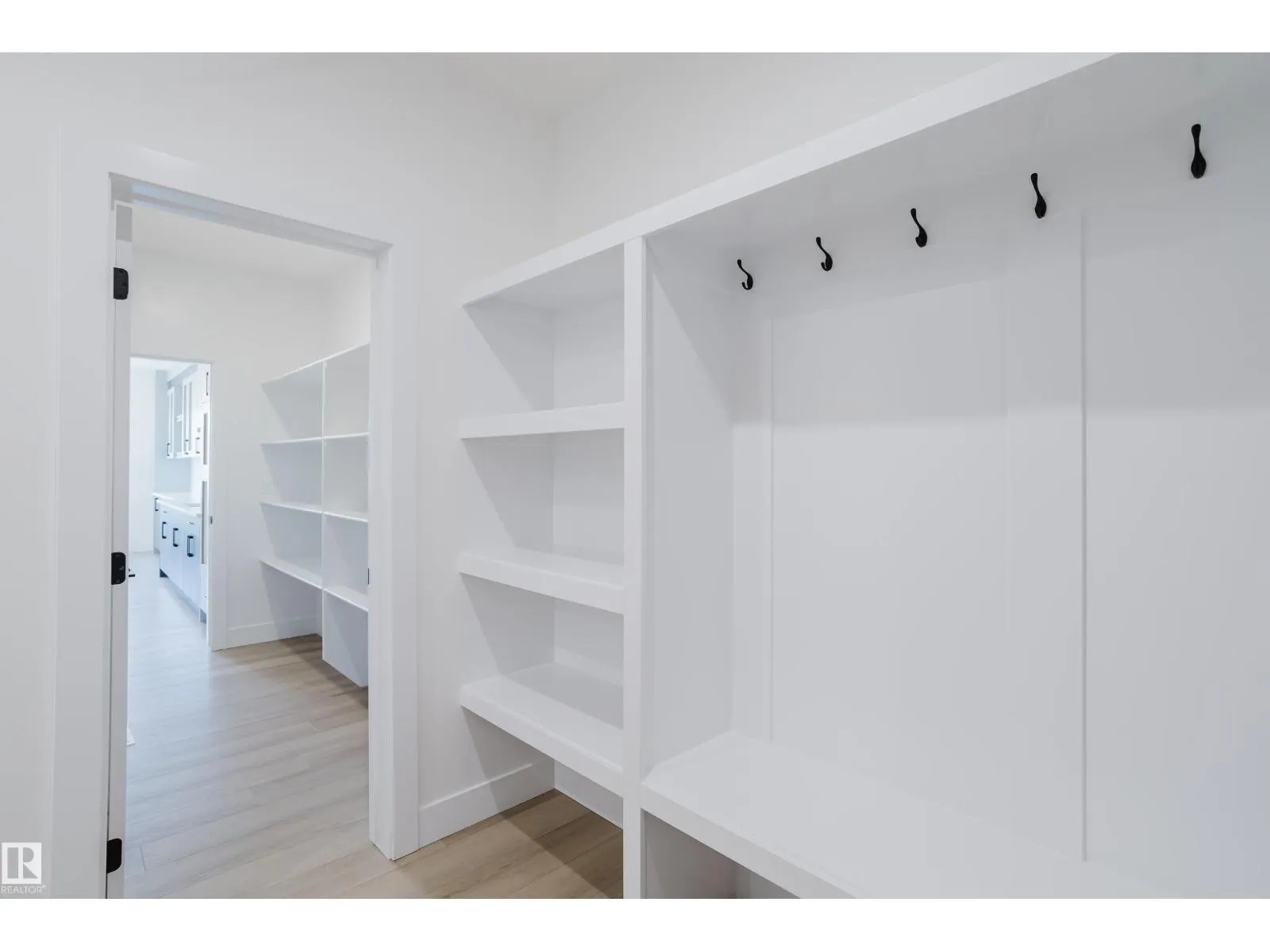 51 RENWYCK PL