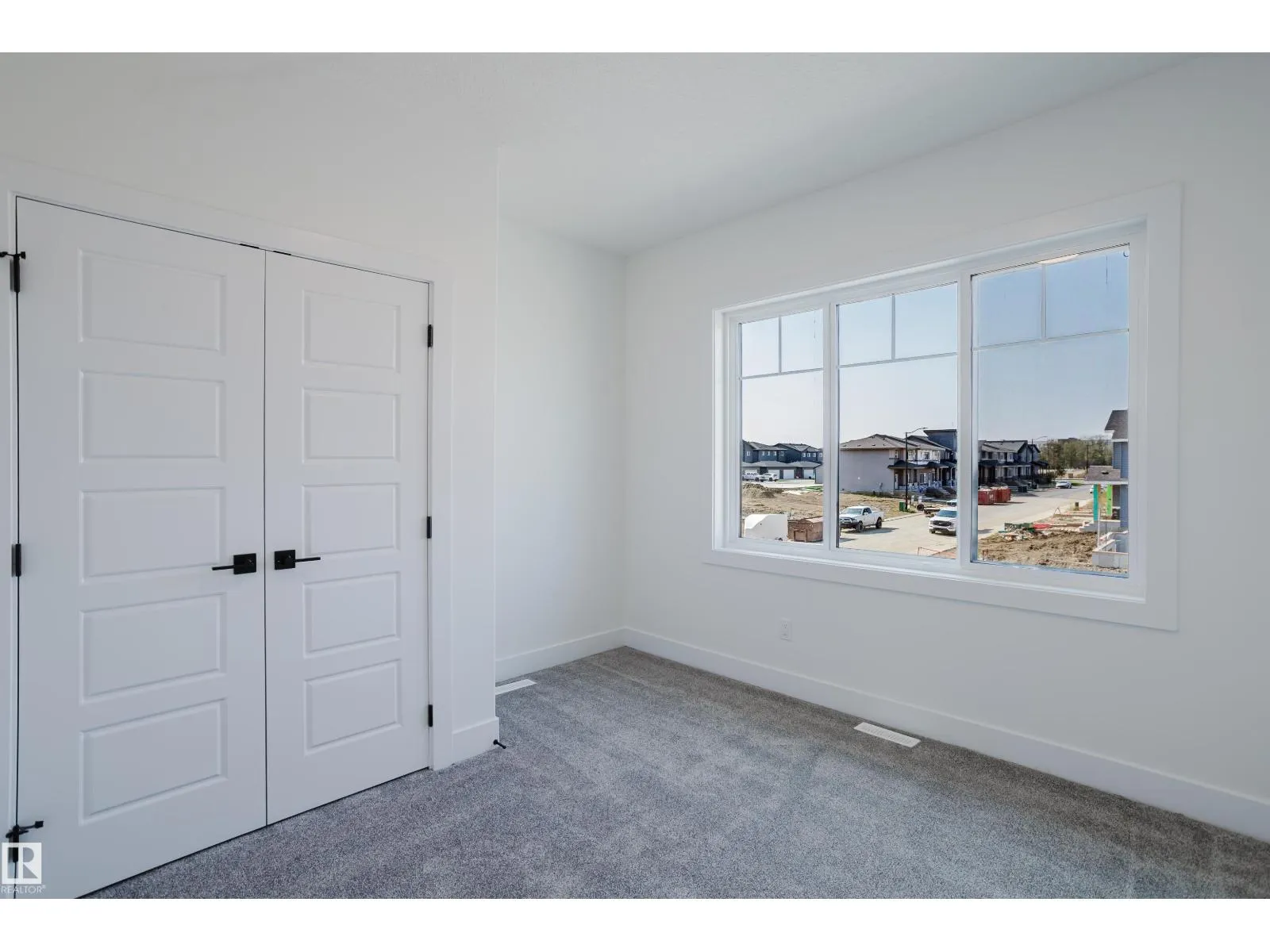 51 RENWYCK PL