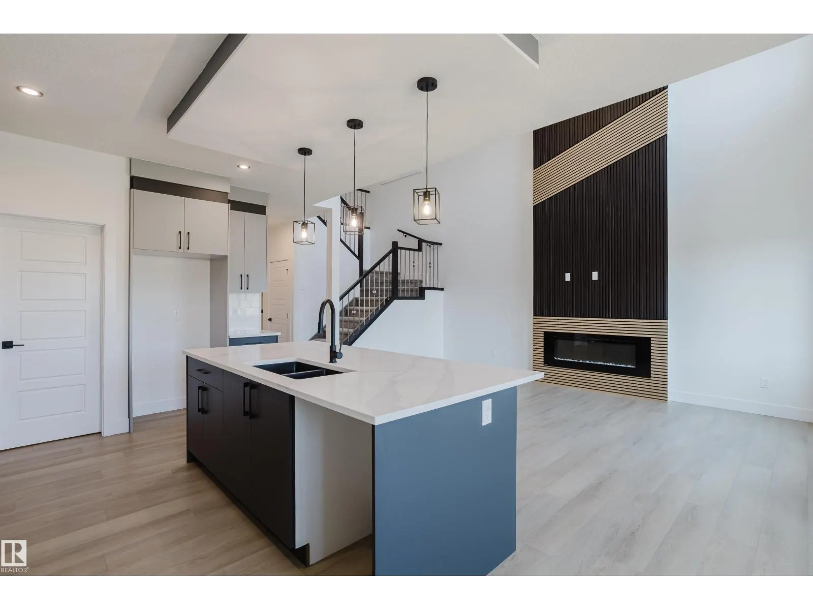 51 RENWYCK PL
