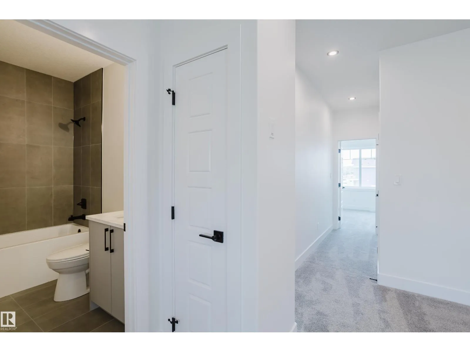 51 RENWYCK PL