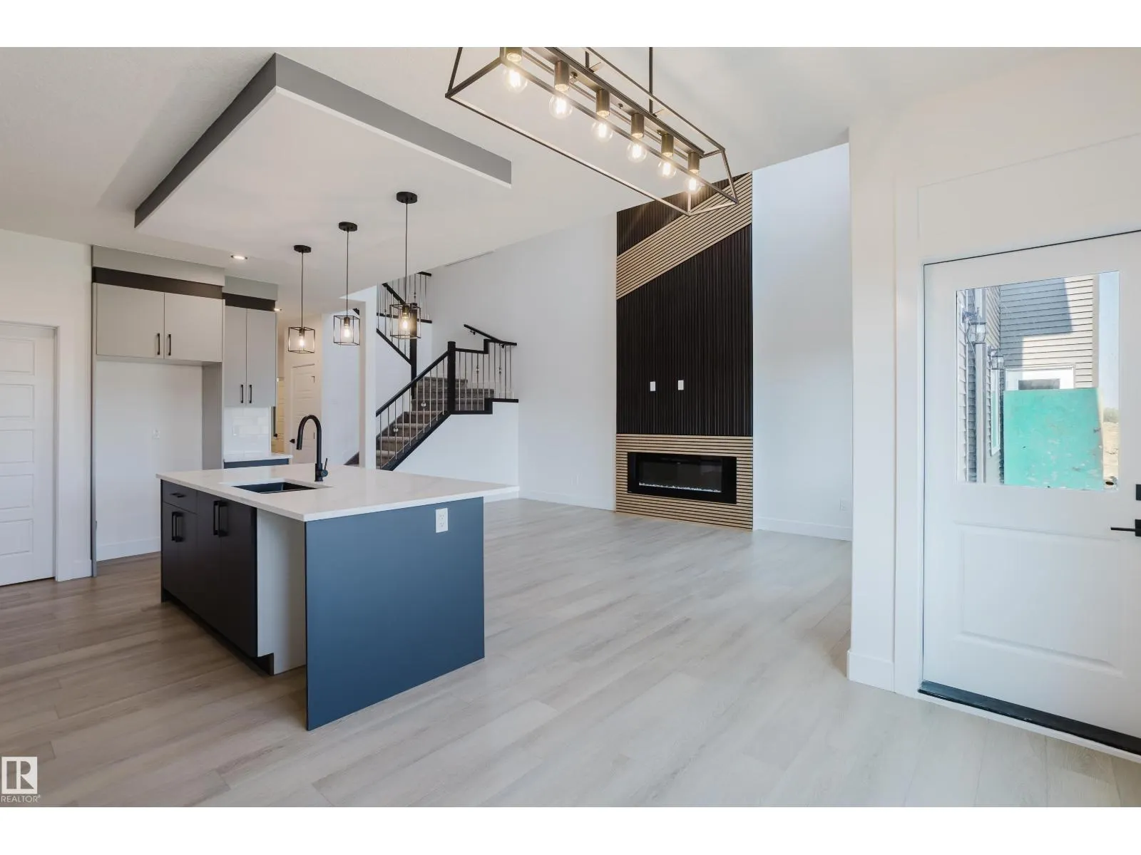 51 RENWYCK PL