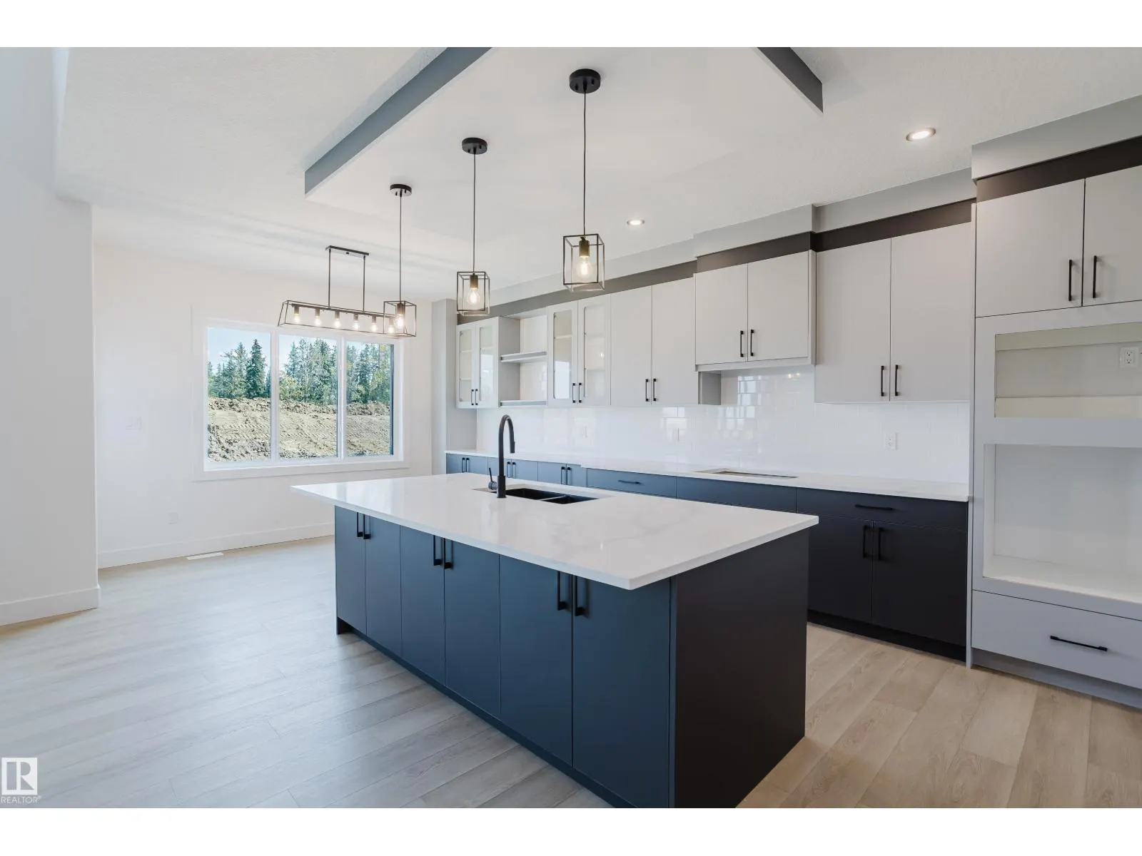 51 RENWYCK PL
