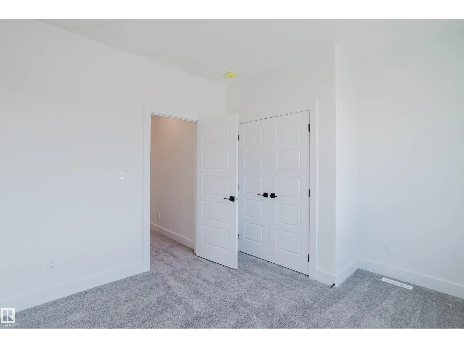 51 RENWYCK PL
