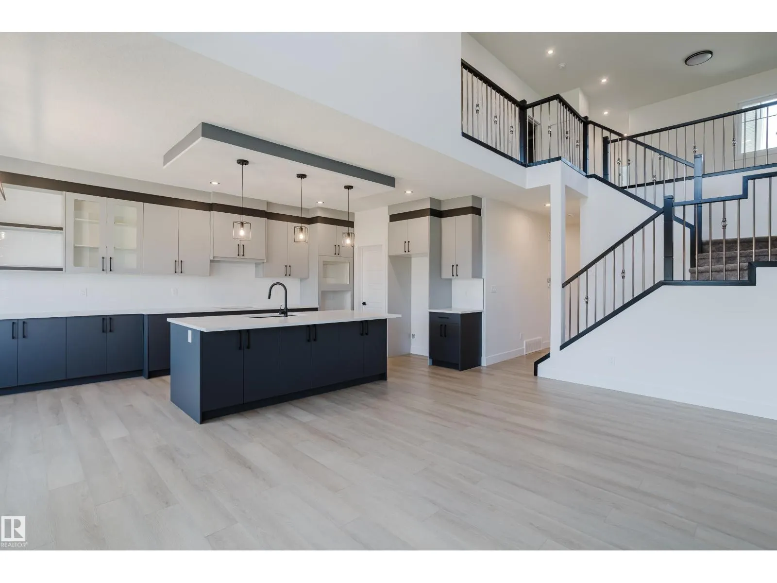 51 RENWYCK PL