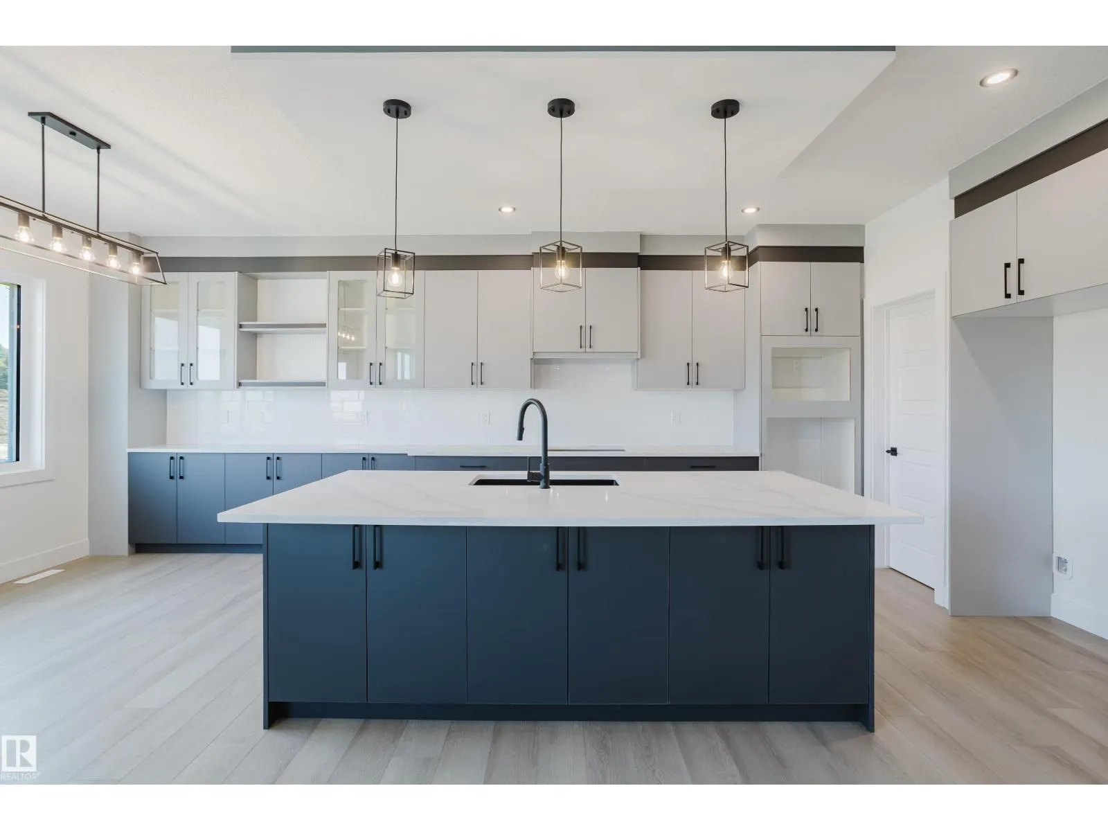 51 RENWYCK PL