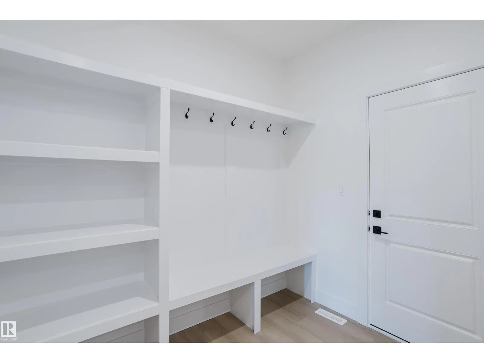 51 RENWYCK PL