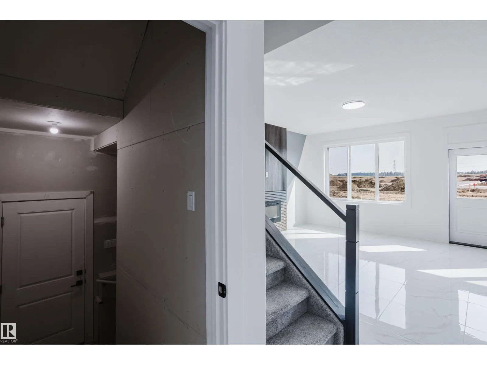 915 18 AV NW