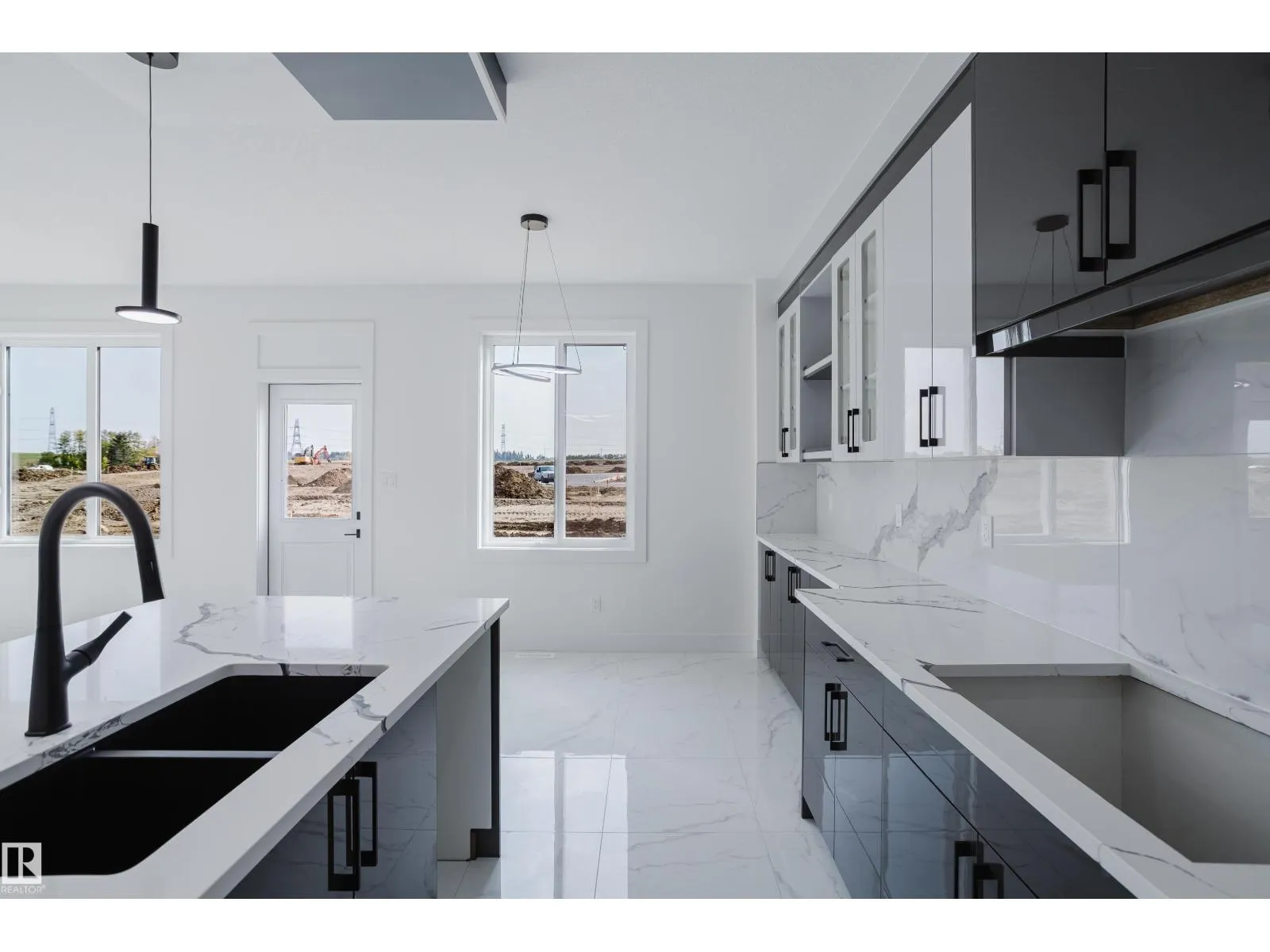 915 18 AV NW
