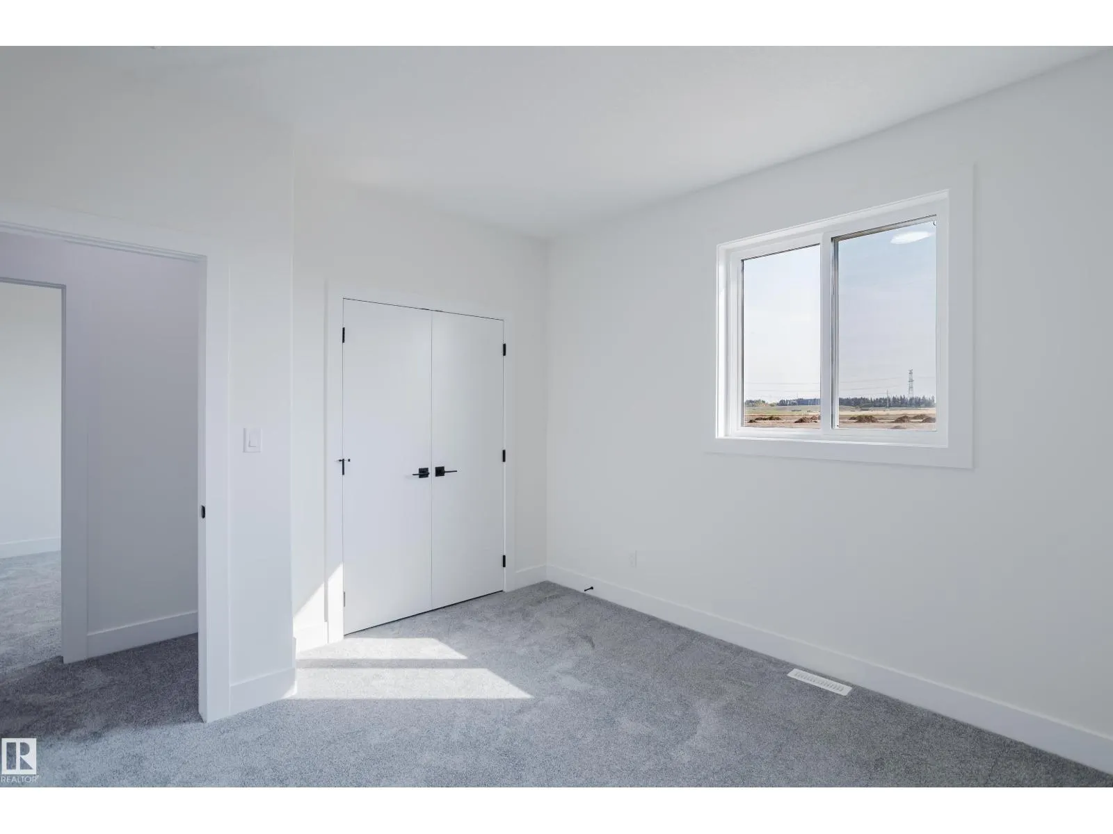 915 18 AV NW