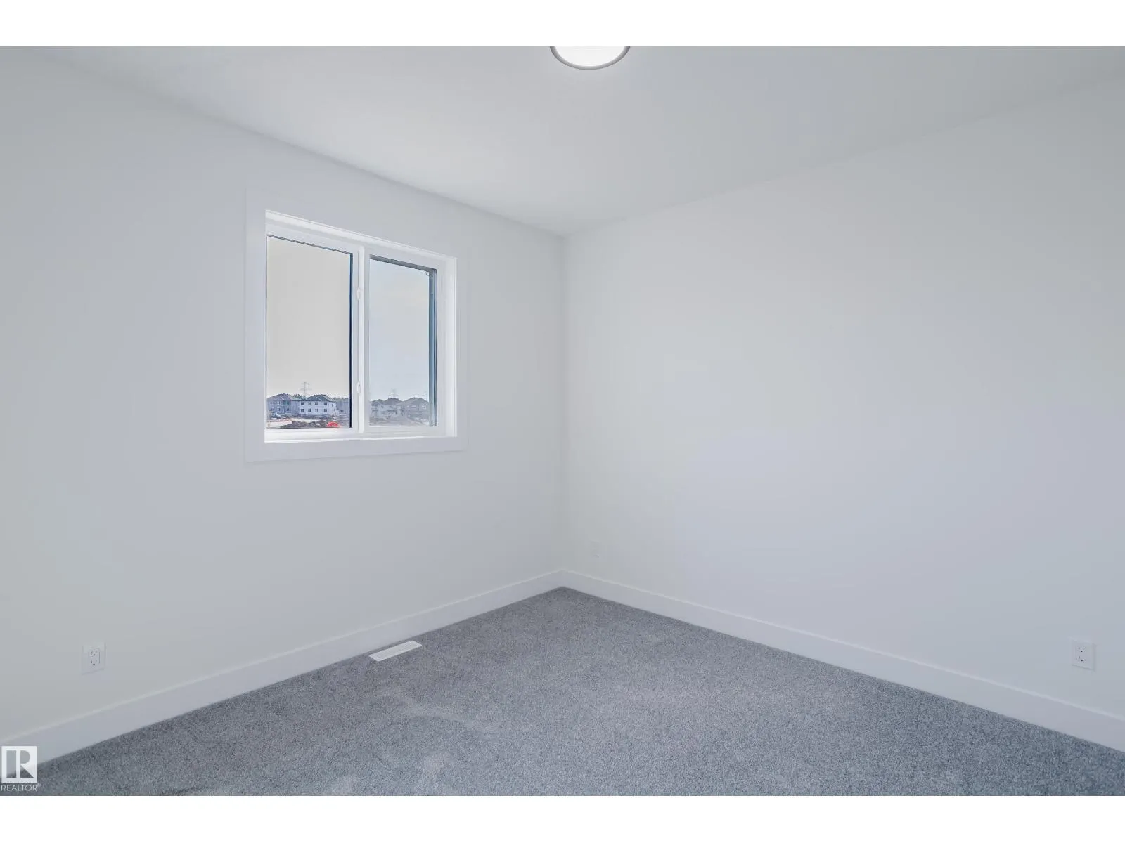 915 18 AV NW