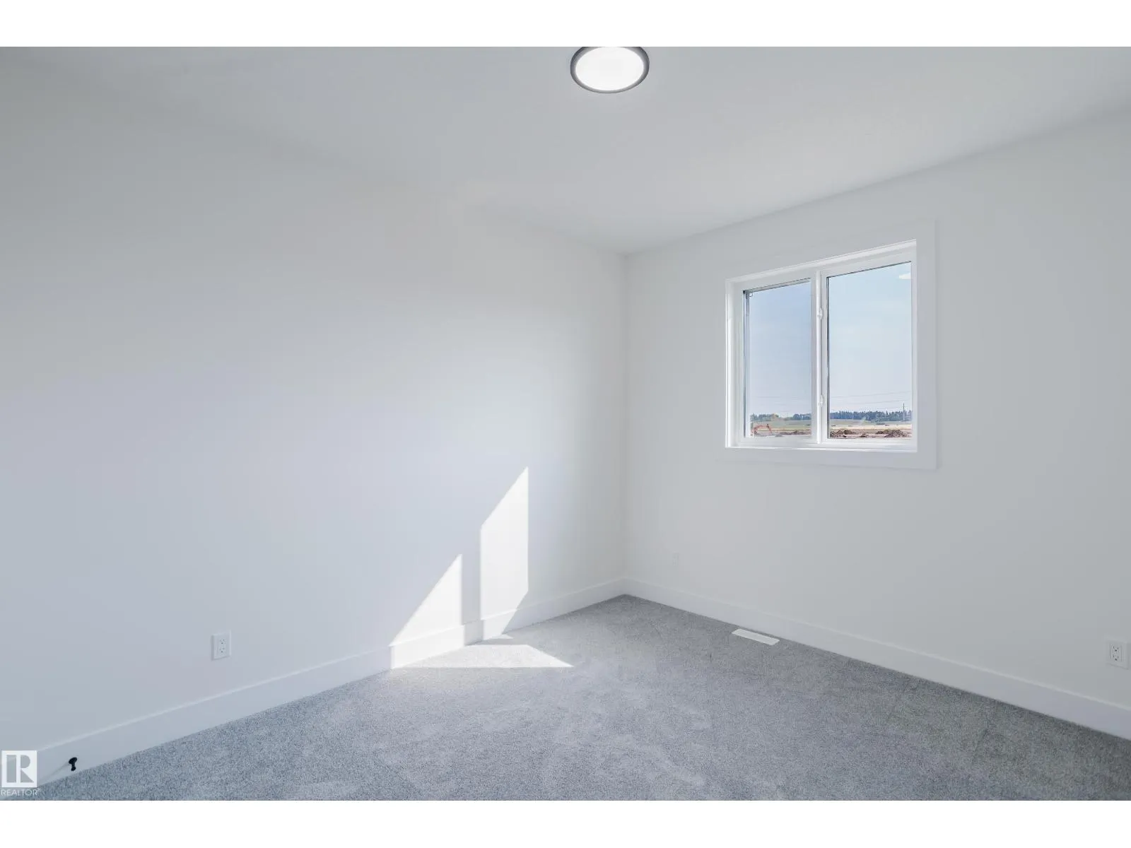 915 18 AV NW