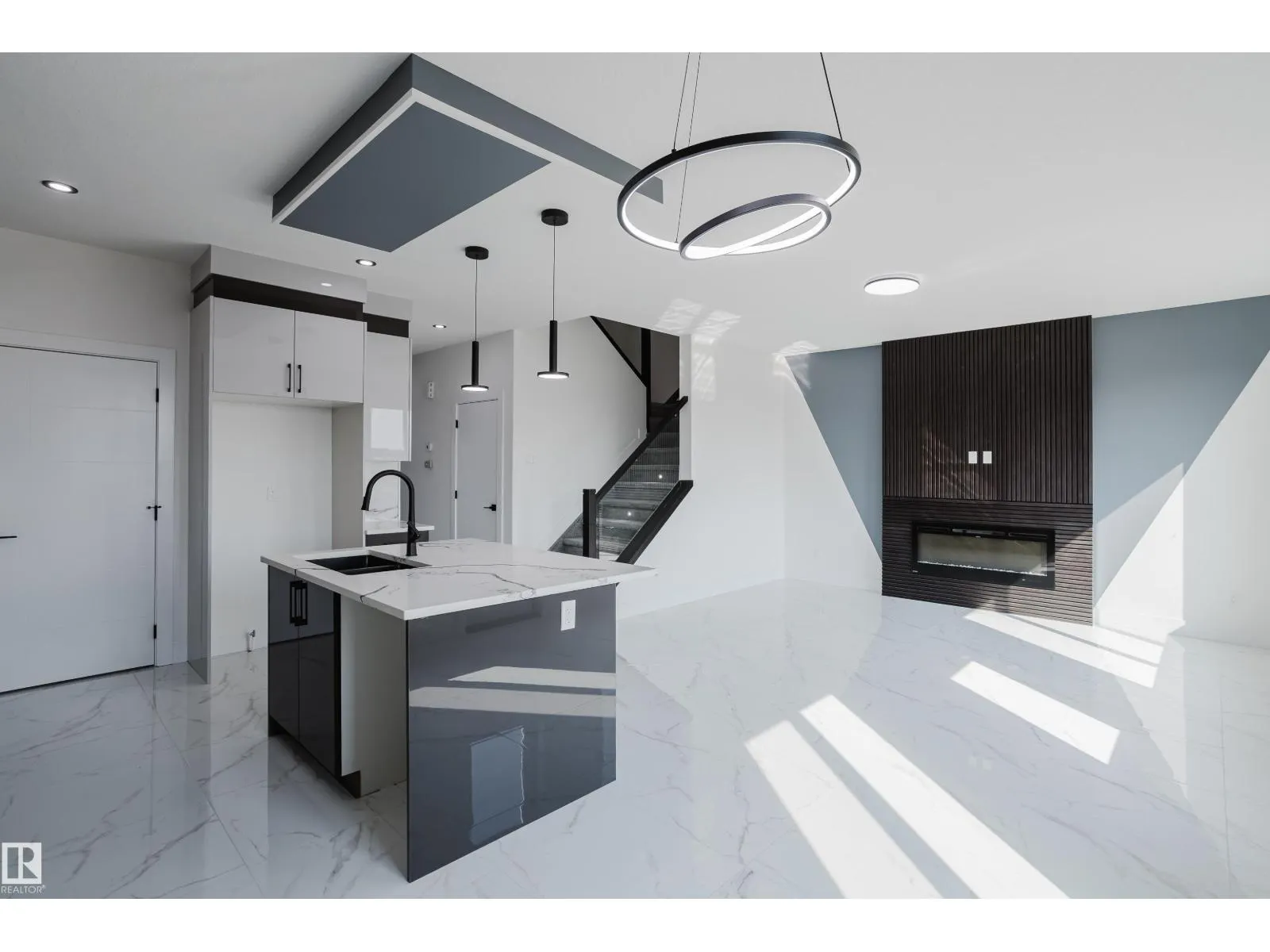 915 18 AV NW