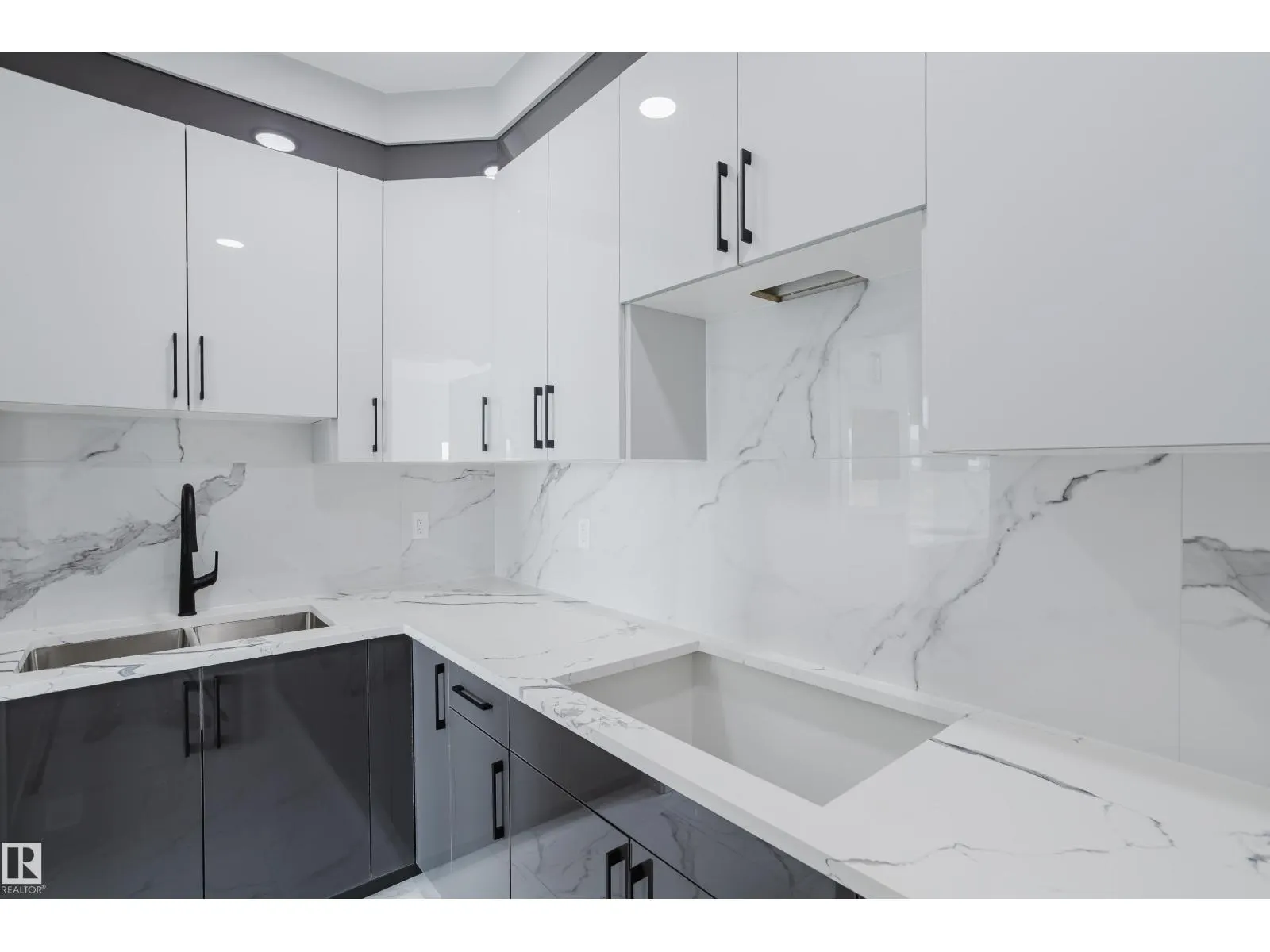 915 18 AV NW