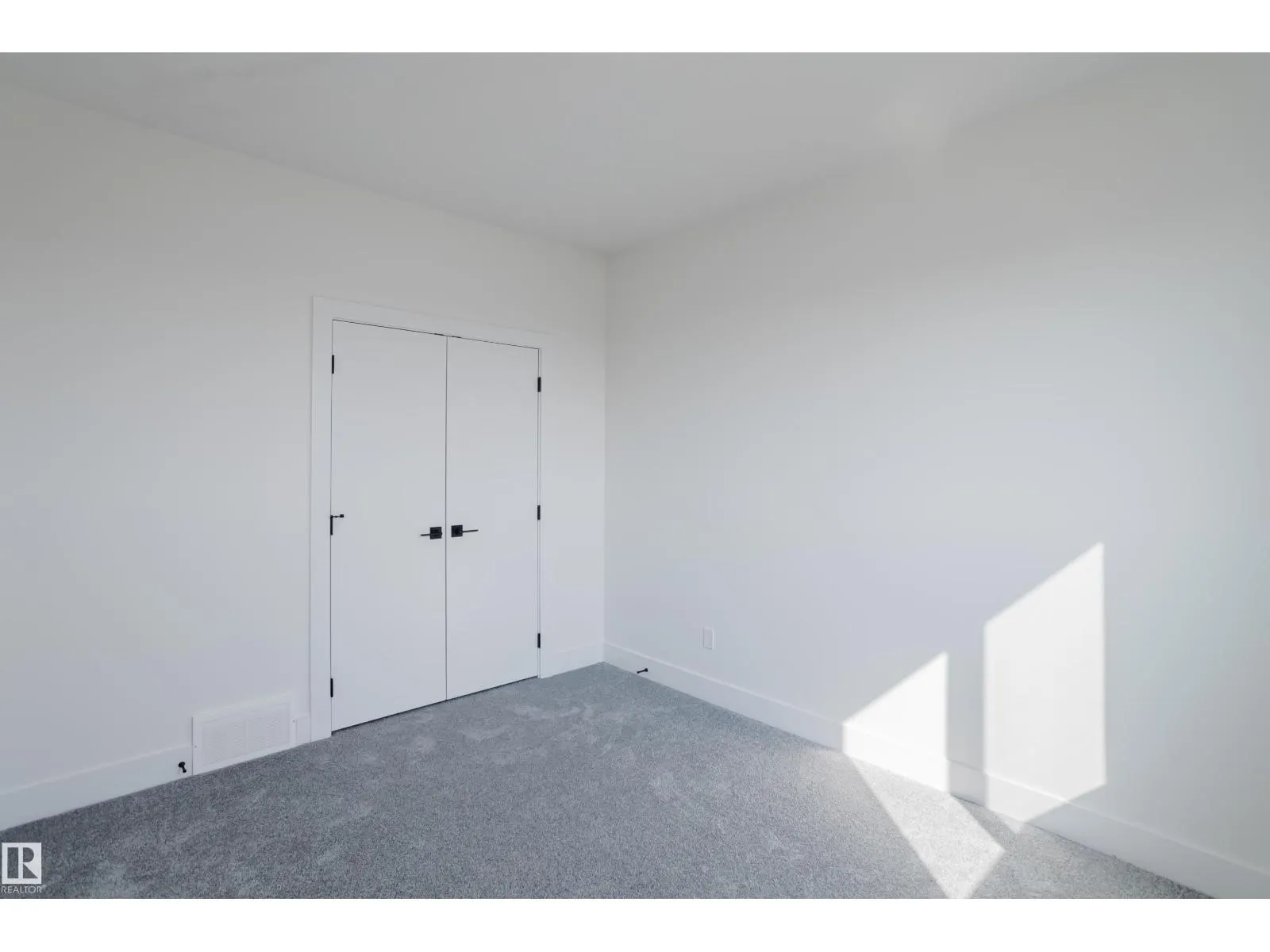 915 18 AV NW